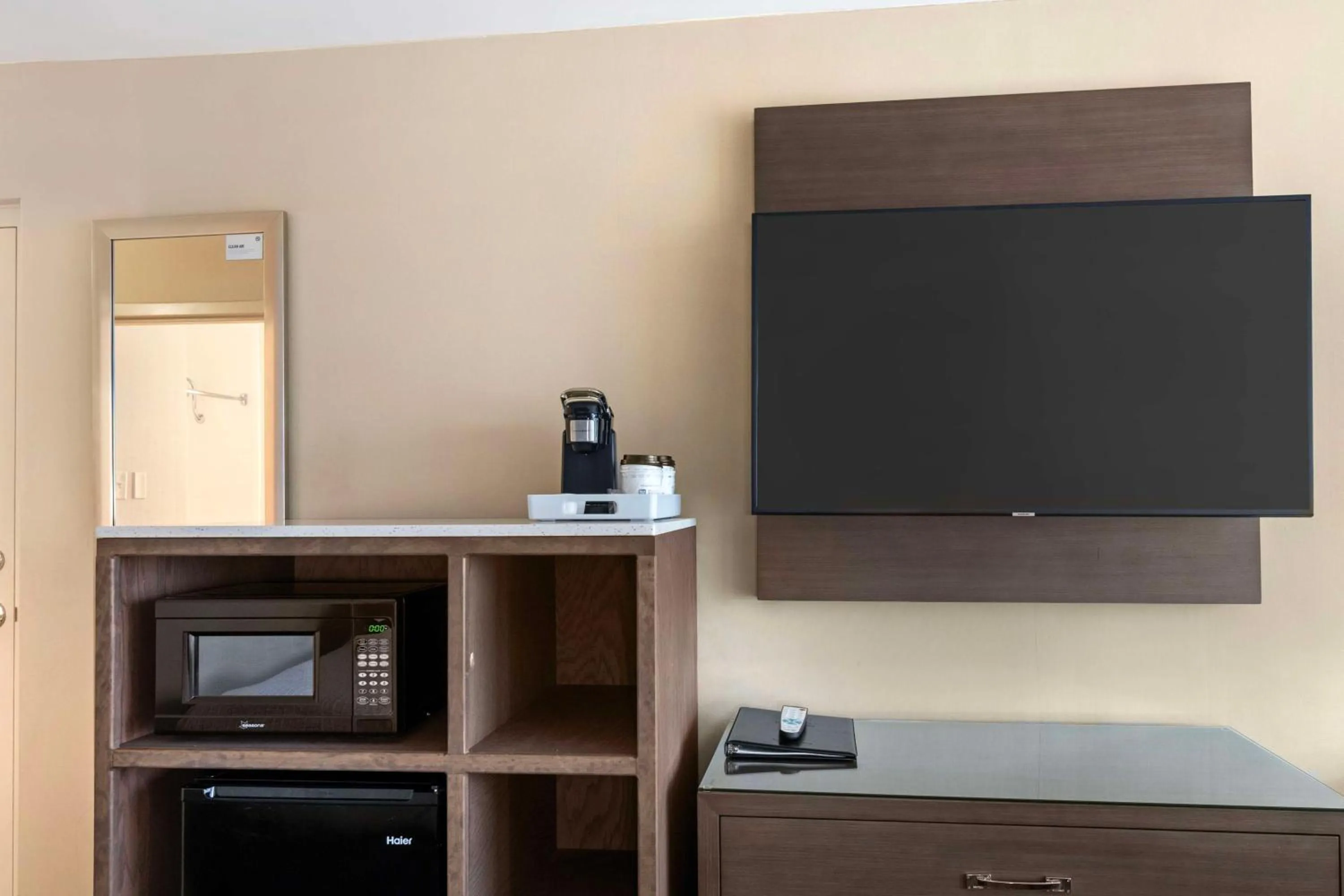 Bedroom in Best Western Plus Kansas City Sports Complex Hotel