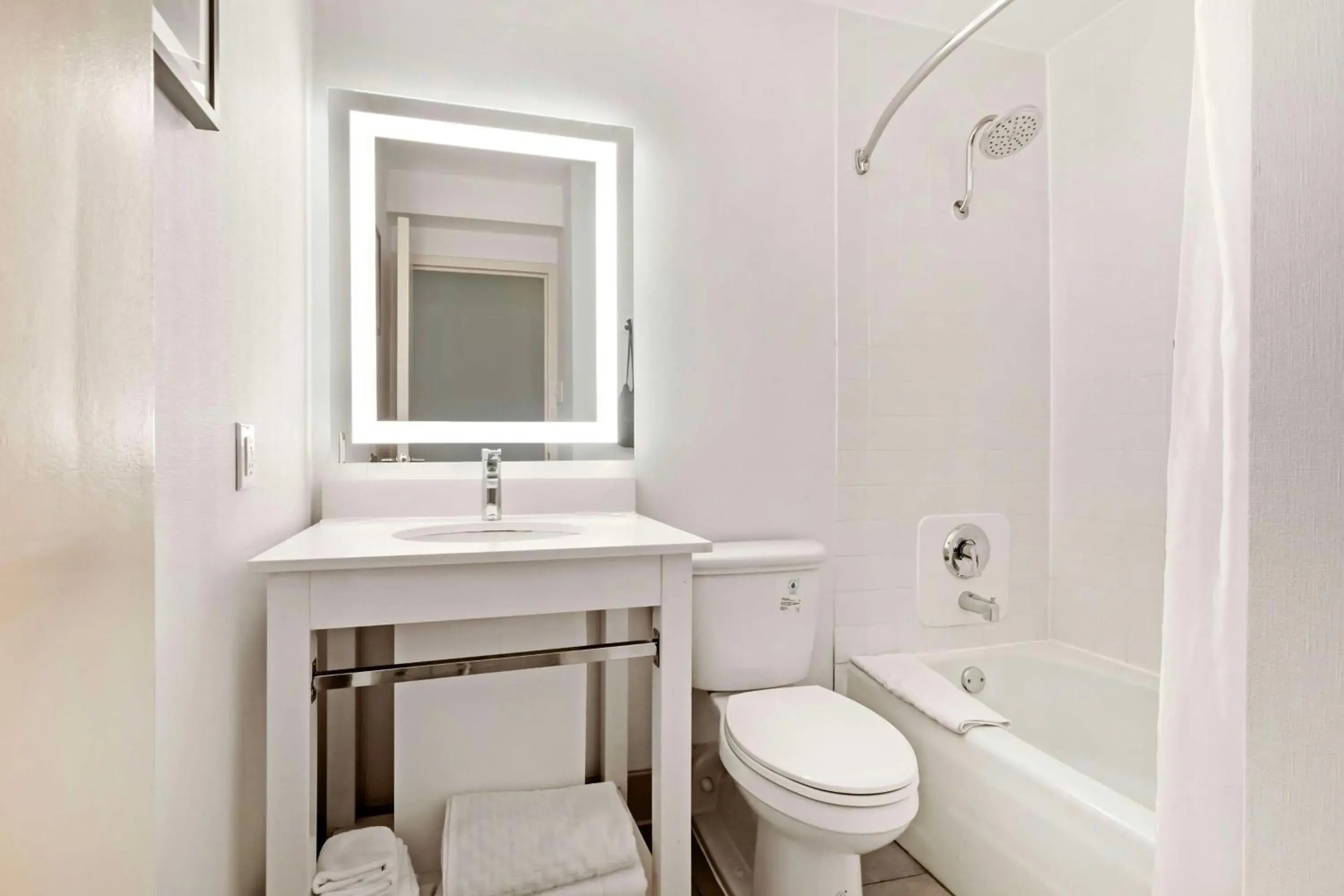 Queen Room with Two Queen Beds and Bath Tub - Disability Access in Best Western Plus Kansas City Sports Complex Hotel Queen Room with Two Queen Beds and Bath Tub - Disability Access in Best Western Plus Kansas City Sports Complex Hotel