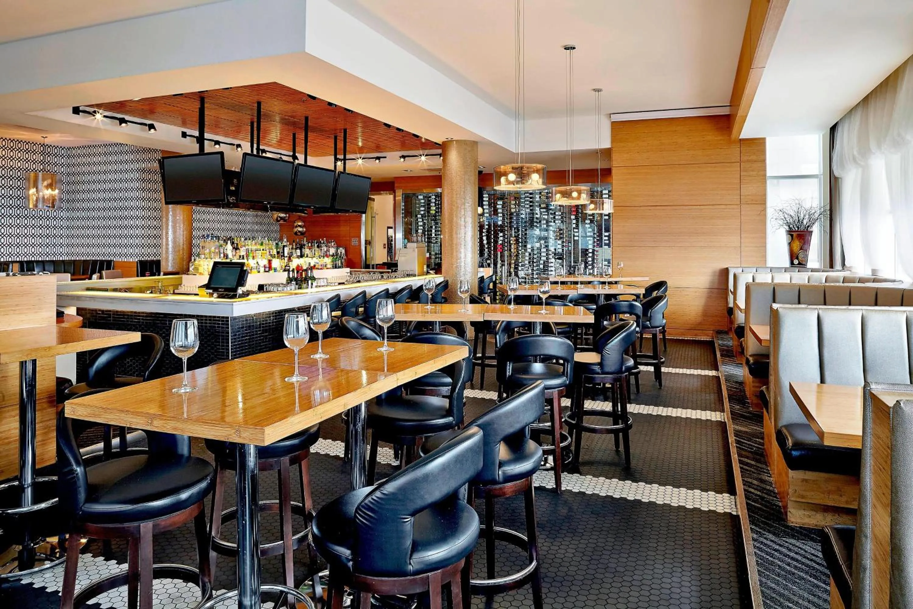 Lounge or bar in Four Points by Sheraton Calgary Airport