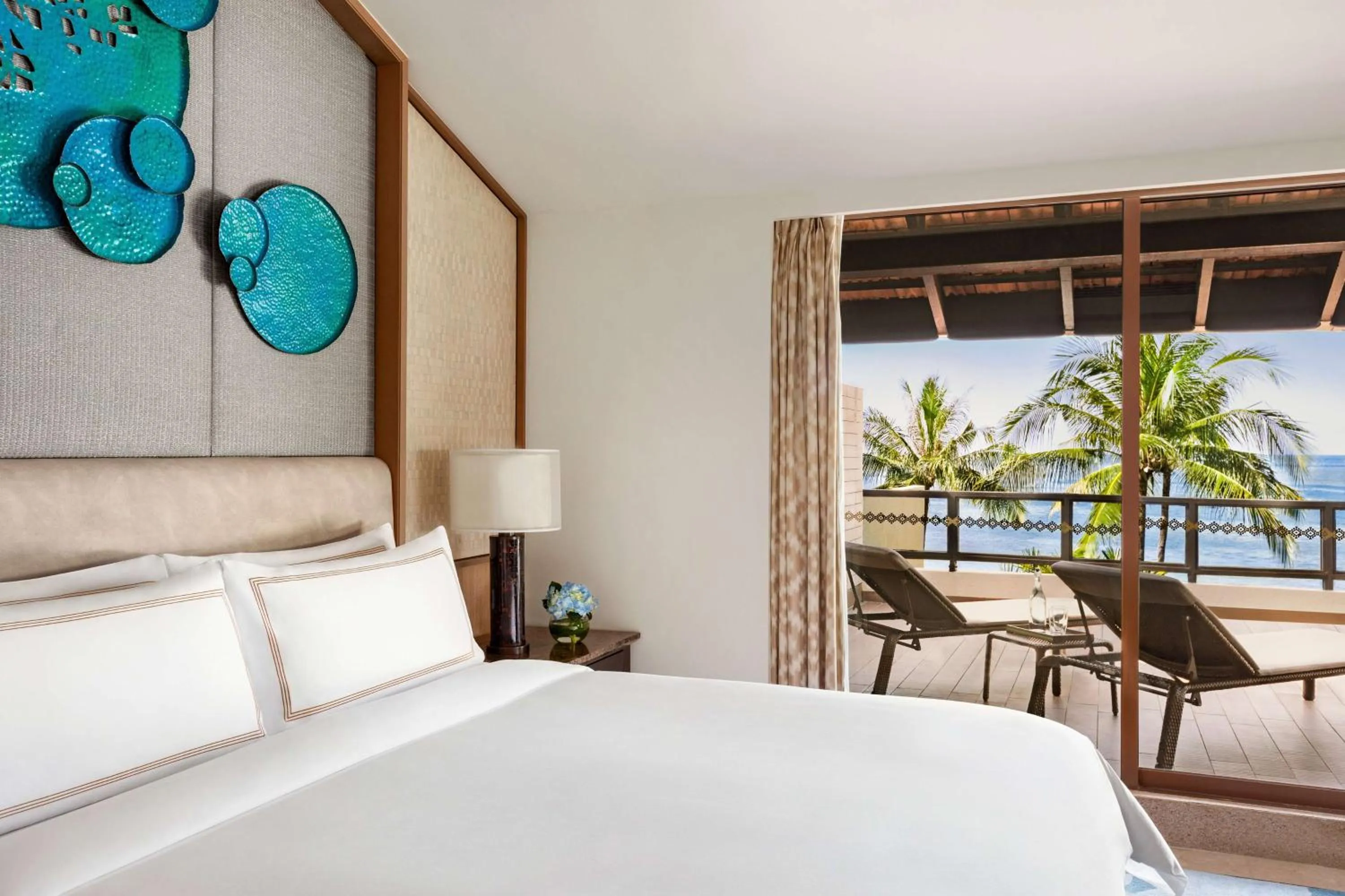 TV and multimedia, Bed in Shangri-La Tanjung Aru, Kota Kinabalu