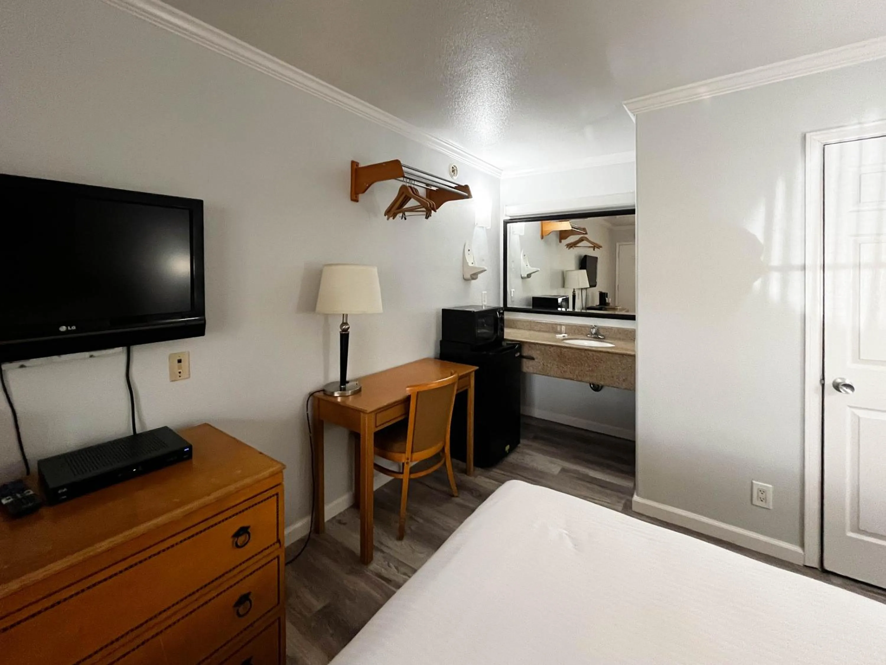 Bedroom, Bed in Motel 6 San Francisco CA Lombard Street