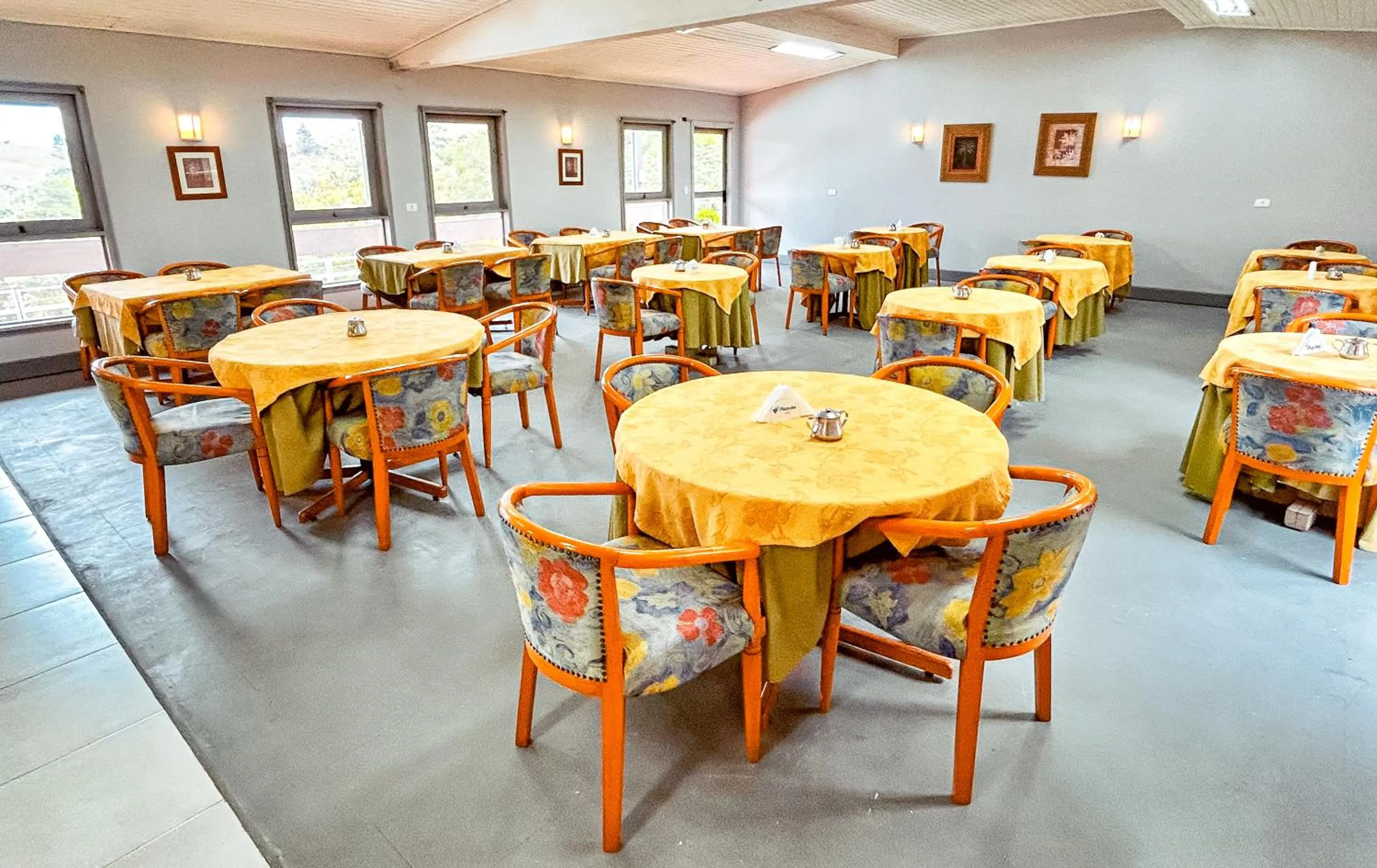 Restaurant/places to eat in Plaza Inn Week Inn