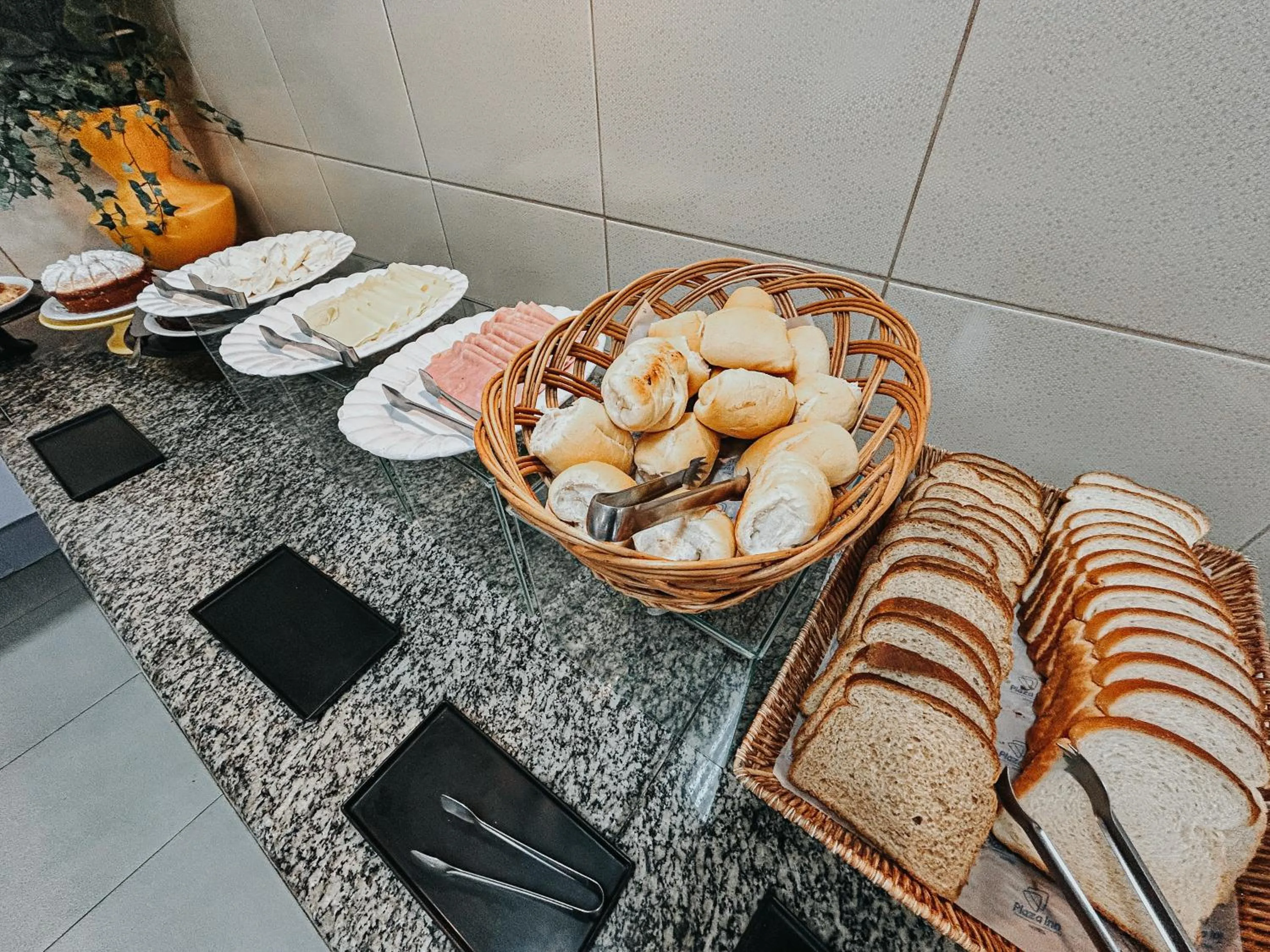 Breakfast in Plaza Inn Week Inn