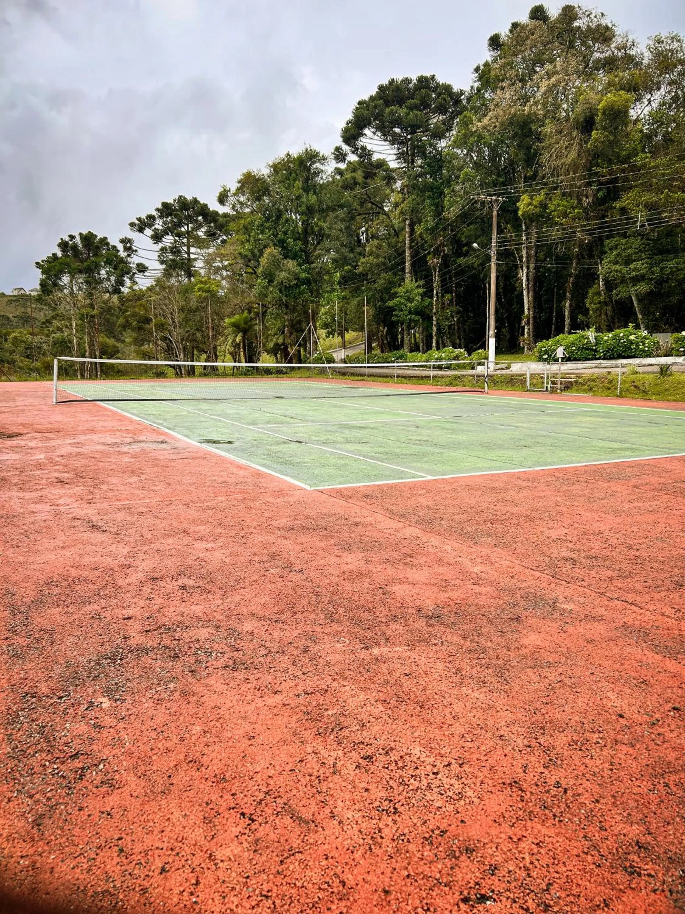Tennis court in Plaza Inn Week Inn