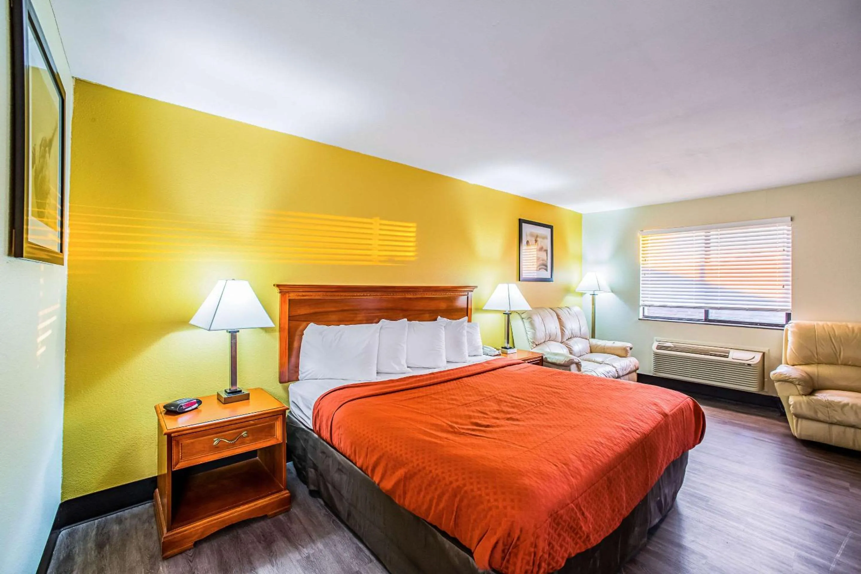 Bedroom, Bed in Quality Inn Carbondale University area