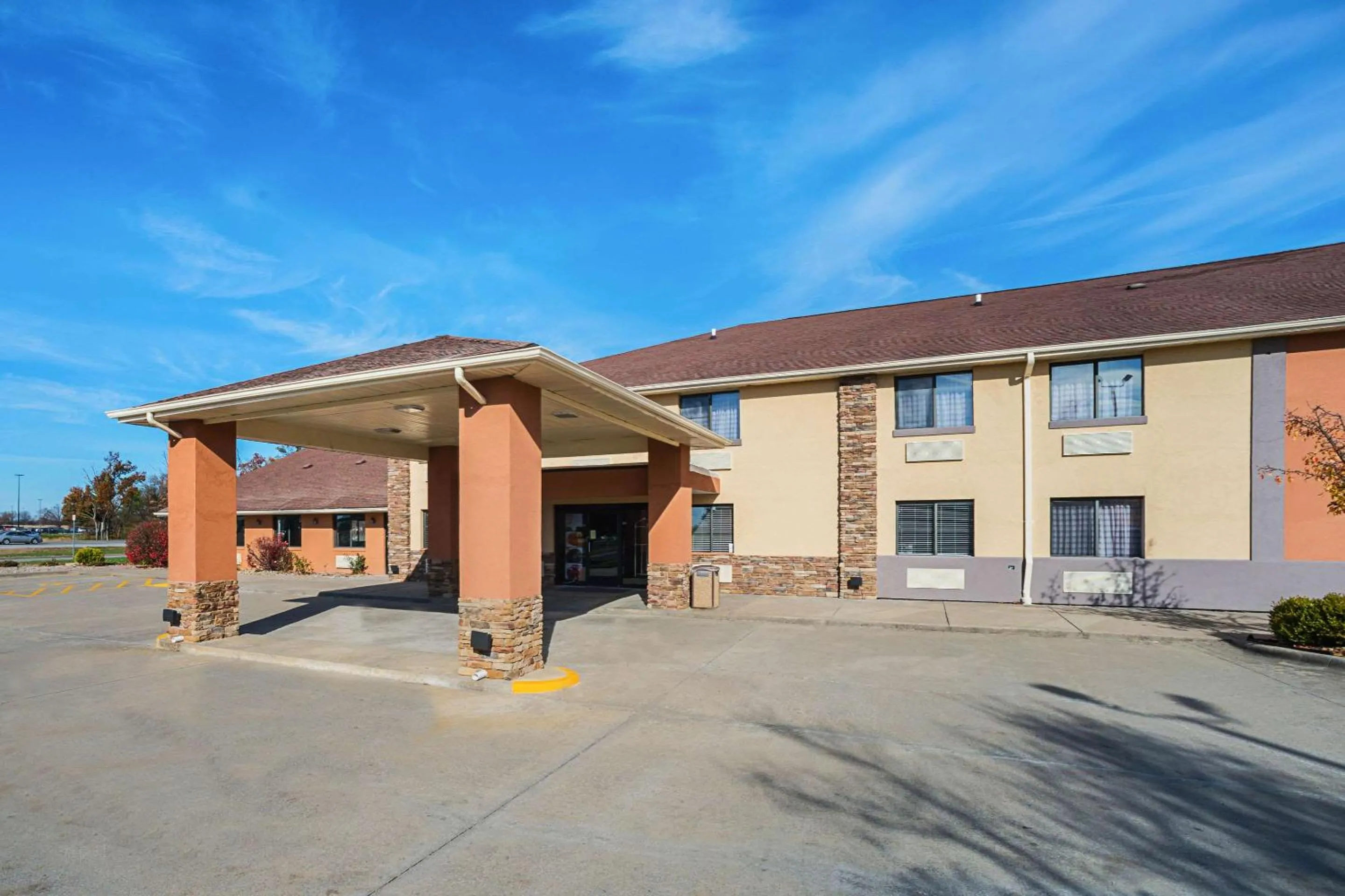 Property building in Quality Inn Carbondale University area