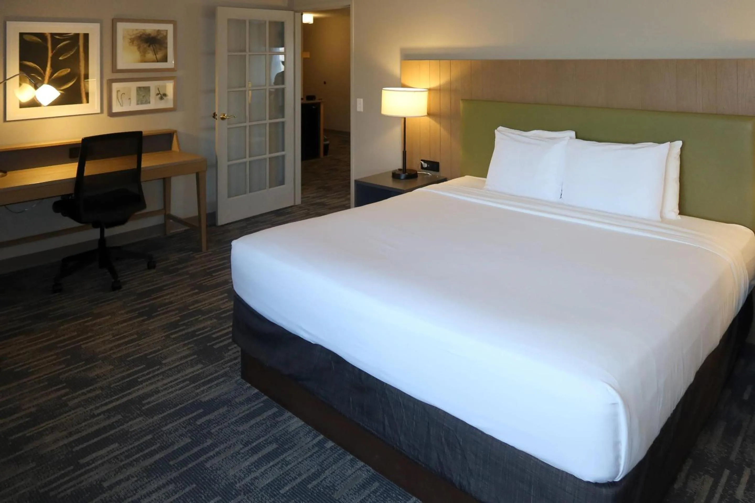 Bedroom, Bed in Country Inn & Suites by Radisson, Madison, WI