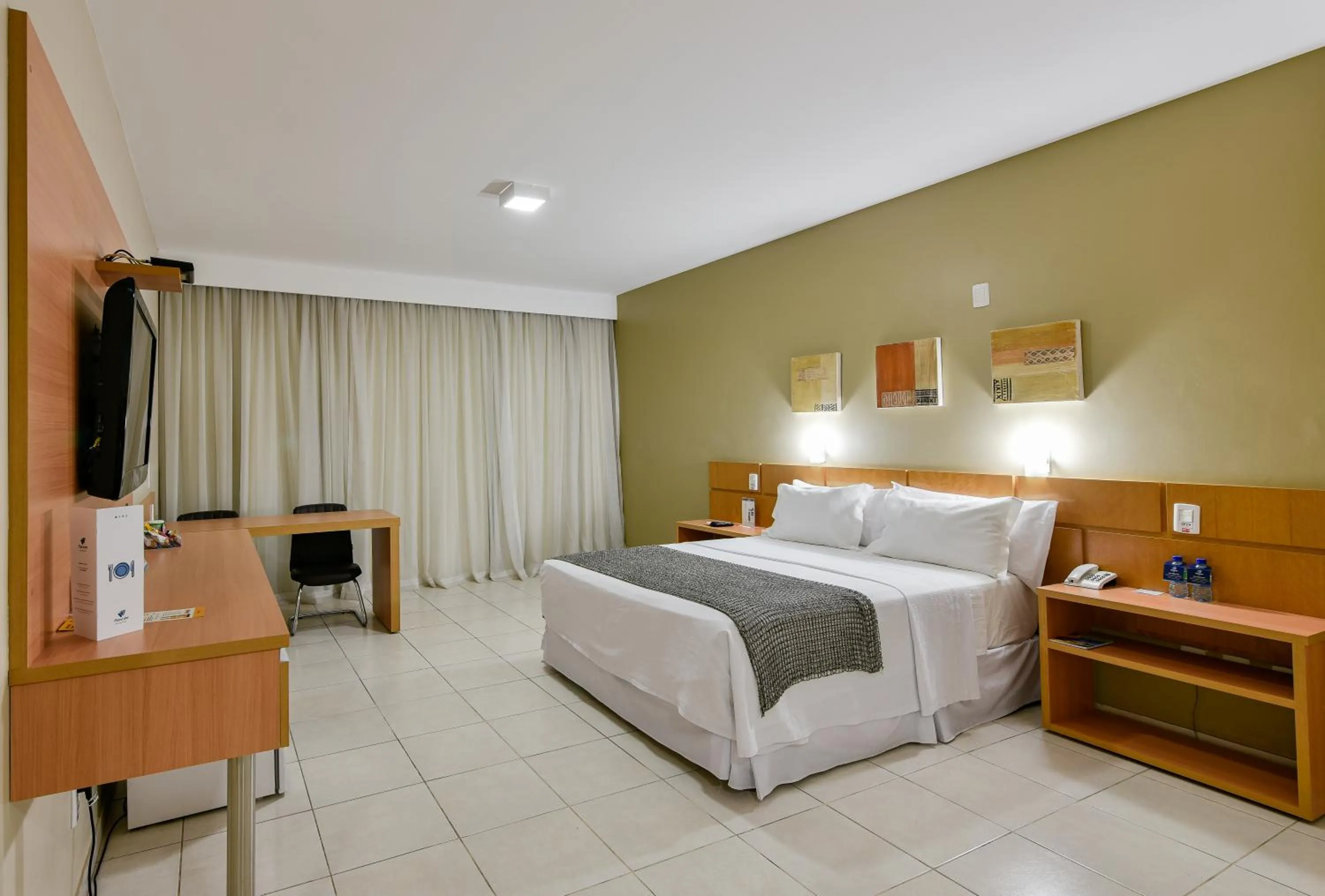 Bedroom, Bed in Plaza Inn Augustus