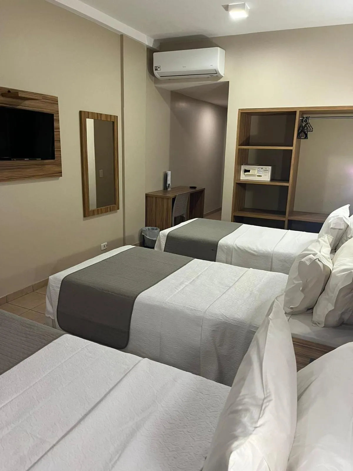 Photo of the whole room, Bed in Plaza Inn Augustus