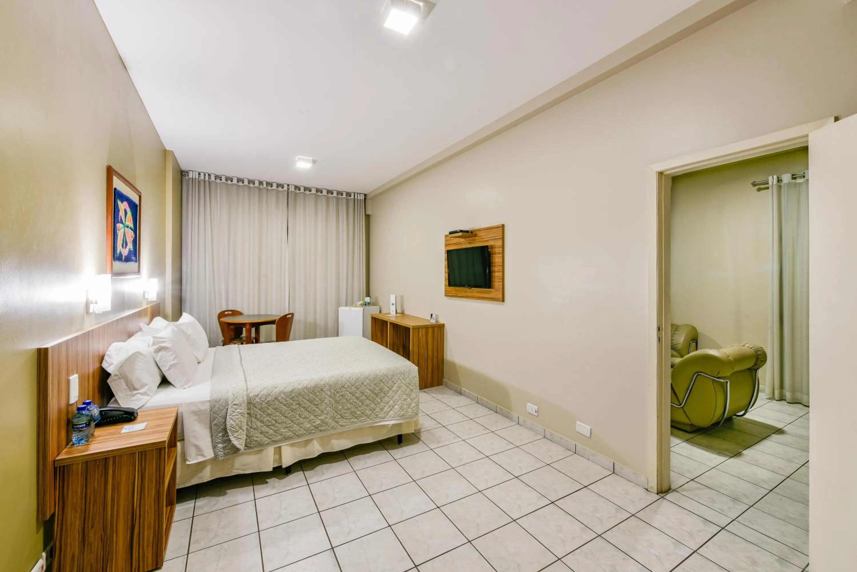 Photo of the whole room, Bed in Plaza Inn Augustus