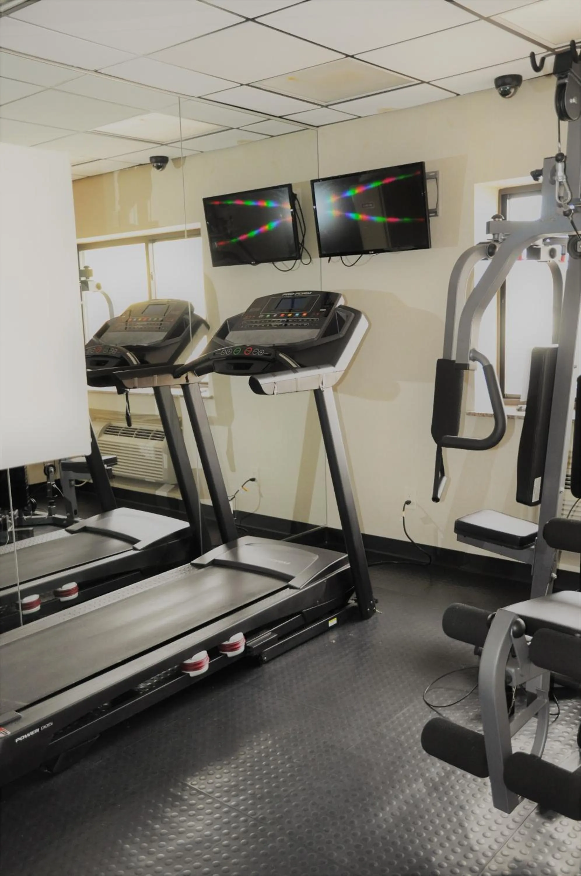 Fitness centre/facilities in Ramada by Wyndham Staten Island