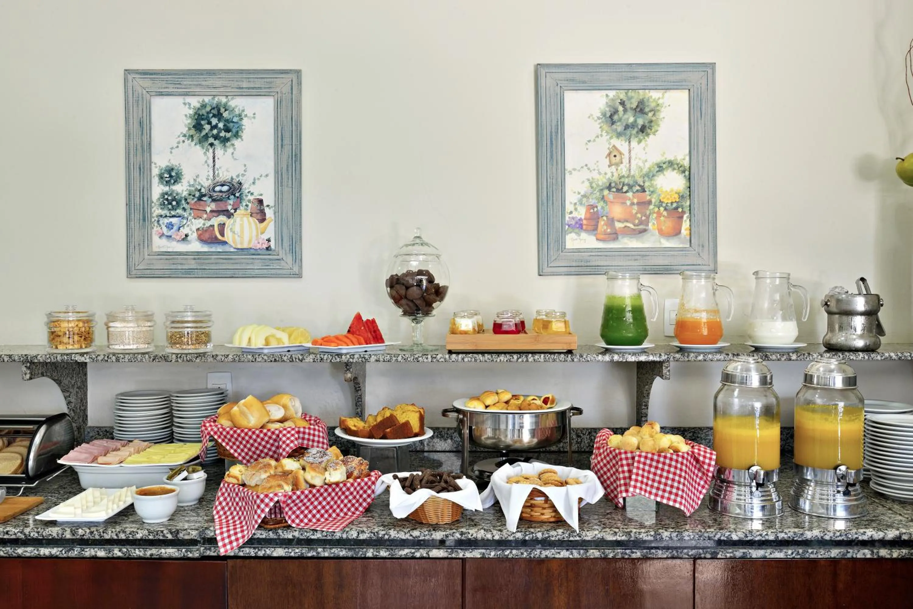 Buffet breakfast in Plaza Inn Flat Araxá