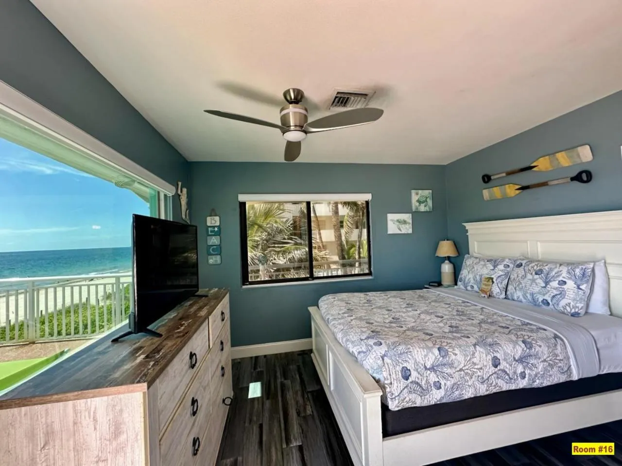 Bed in Windjammer Resort and Beach Club