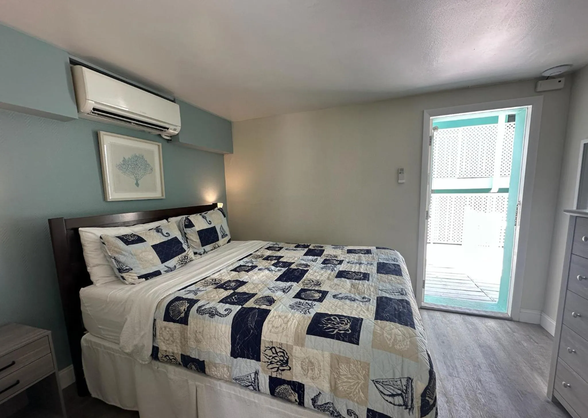 Bed in Windjammer Resort and Beach Club