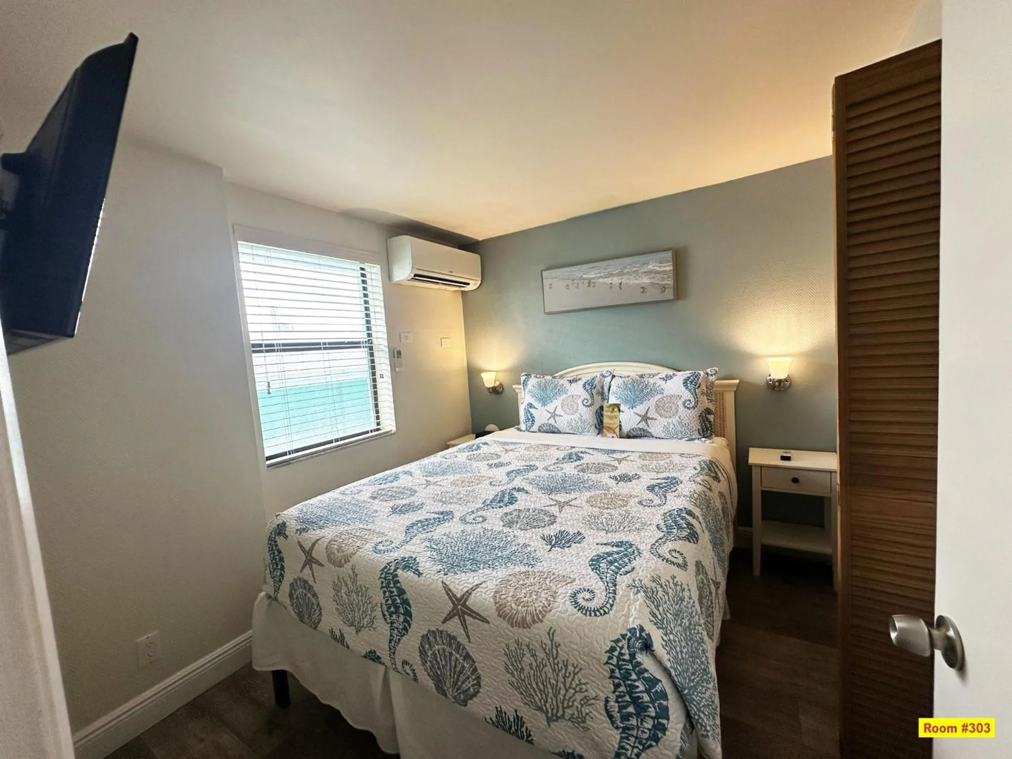 Bed in Windjammer Resort and Beach Club