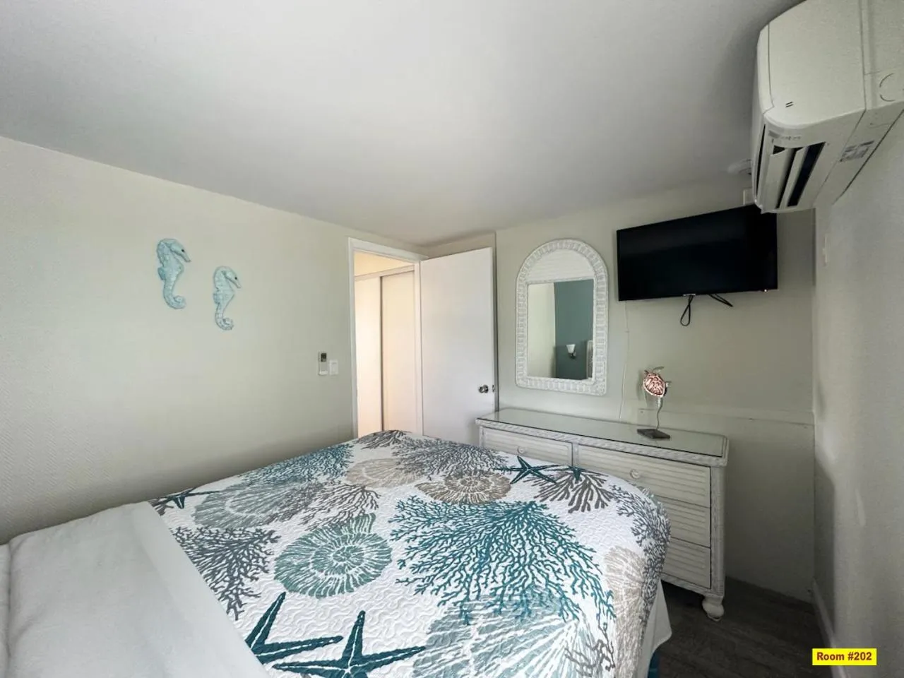 Bed in Windjammer Resort and Beach Club