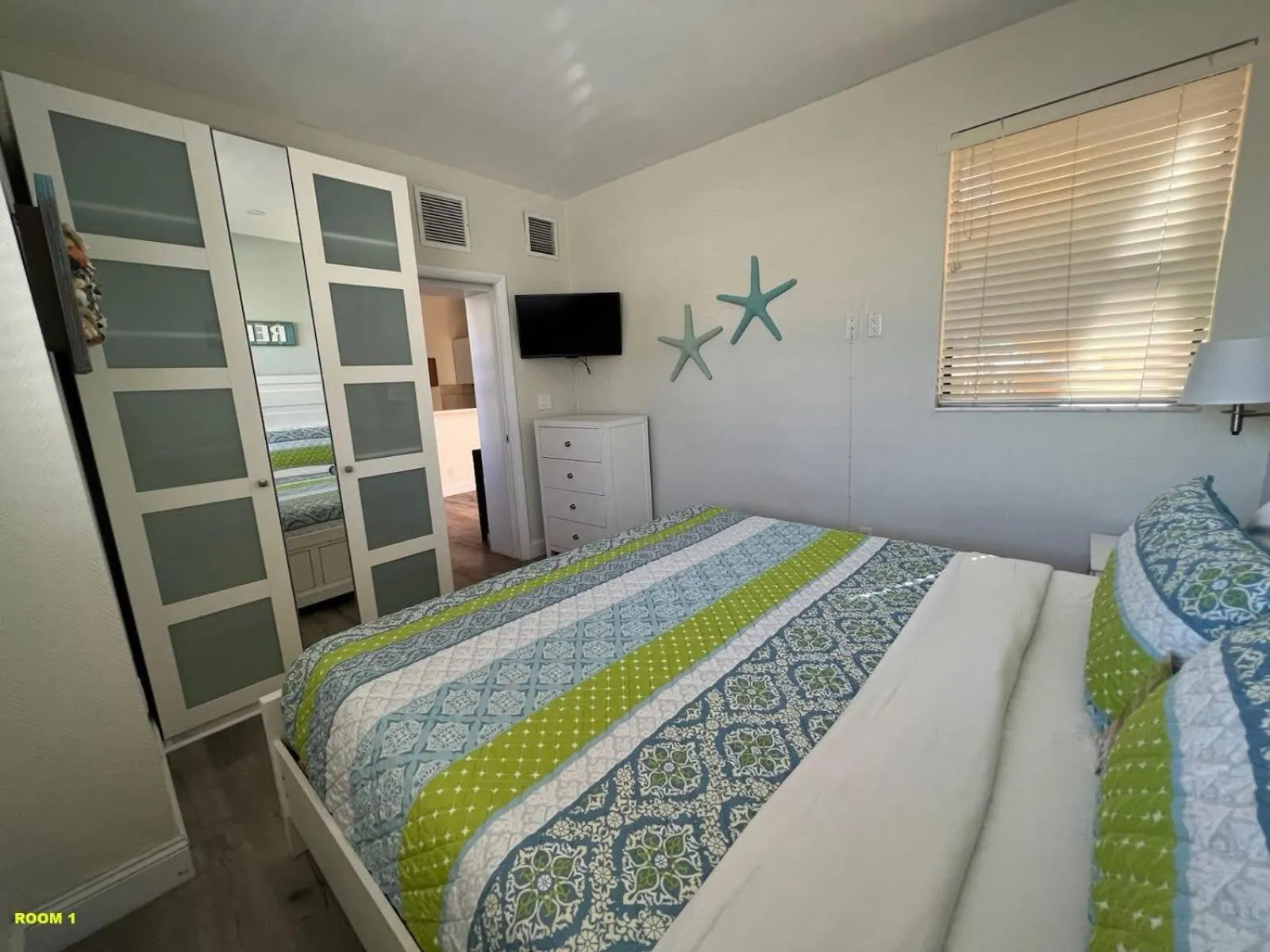 Bed in Windjammer Resort and Beach Club