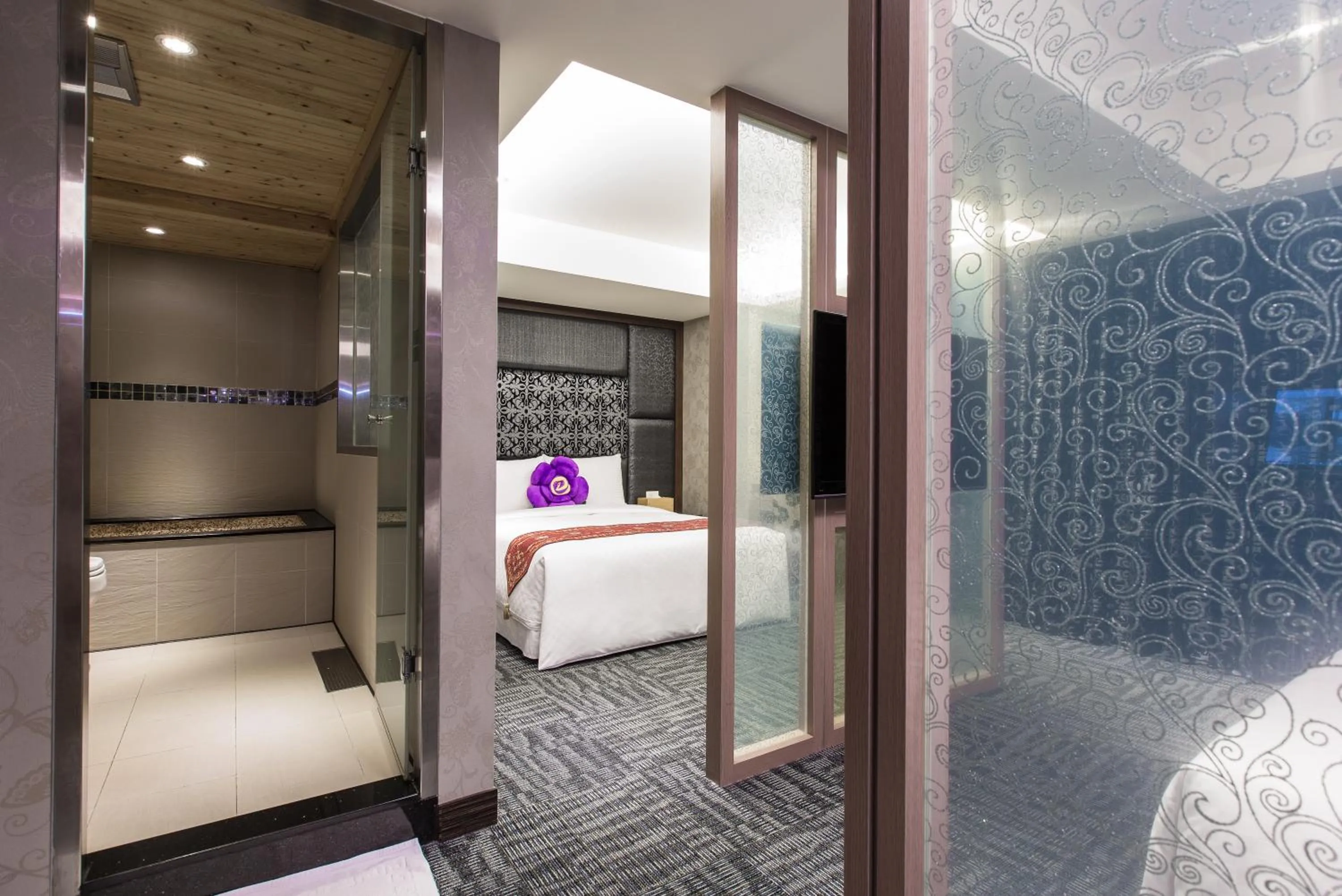 Bed in Han She Hotel