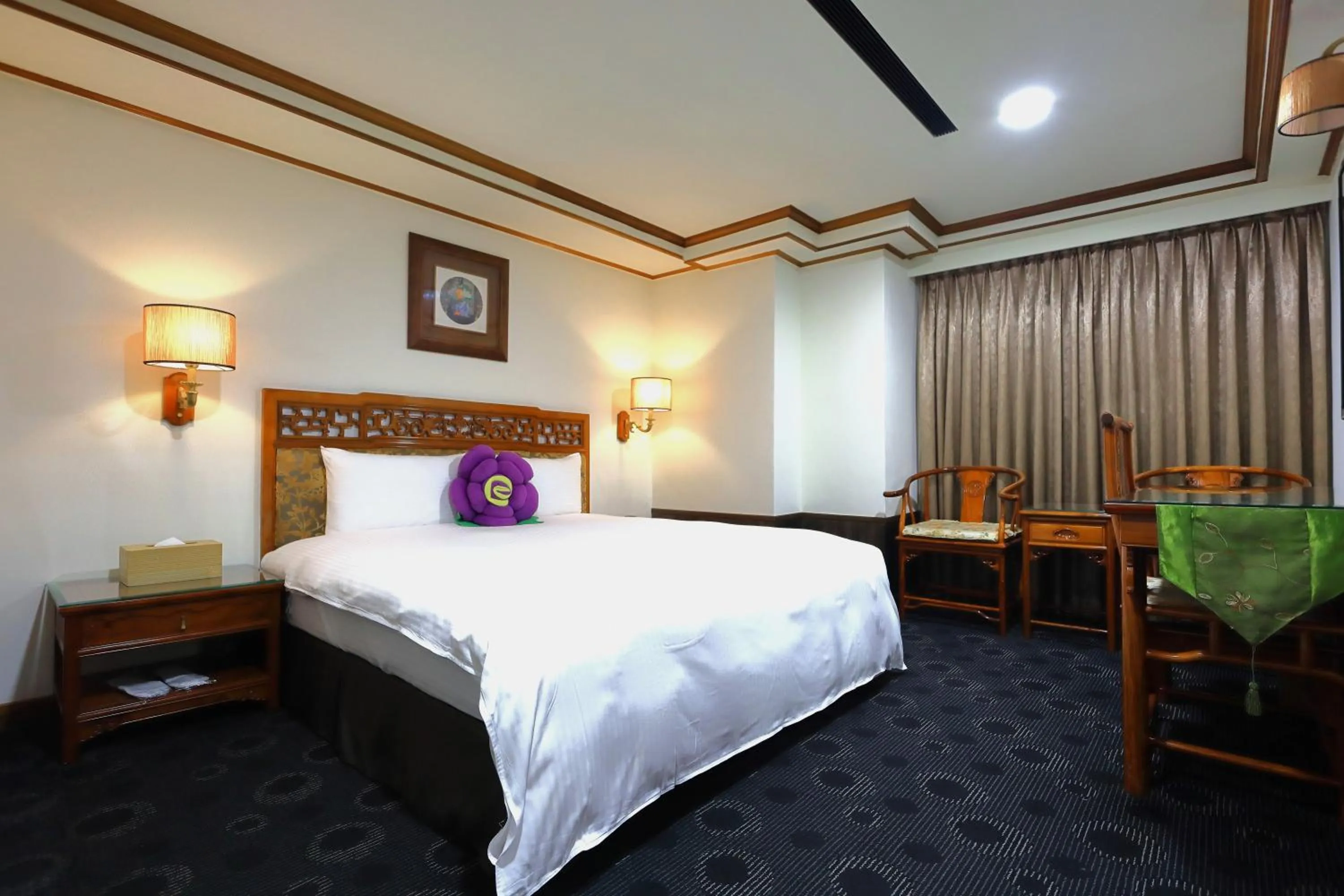 Bed in Han She Hotel