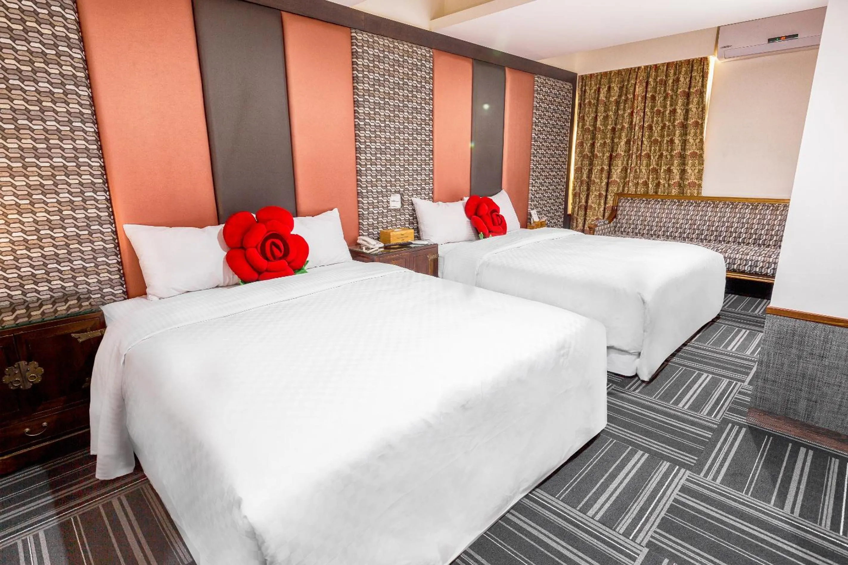 Bed in Han She Hotel