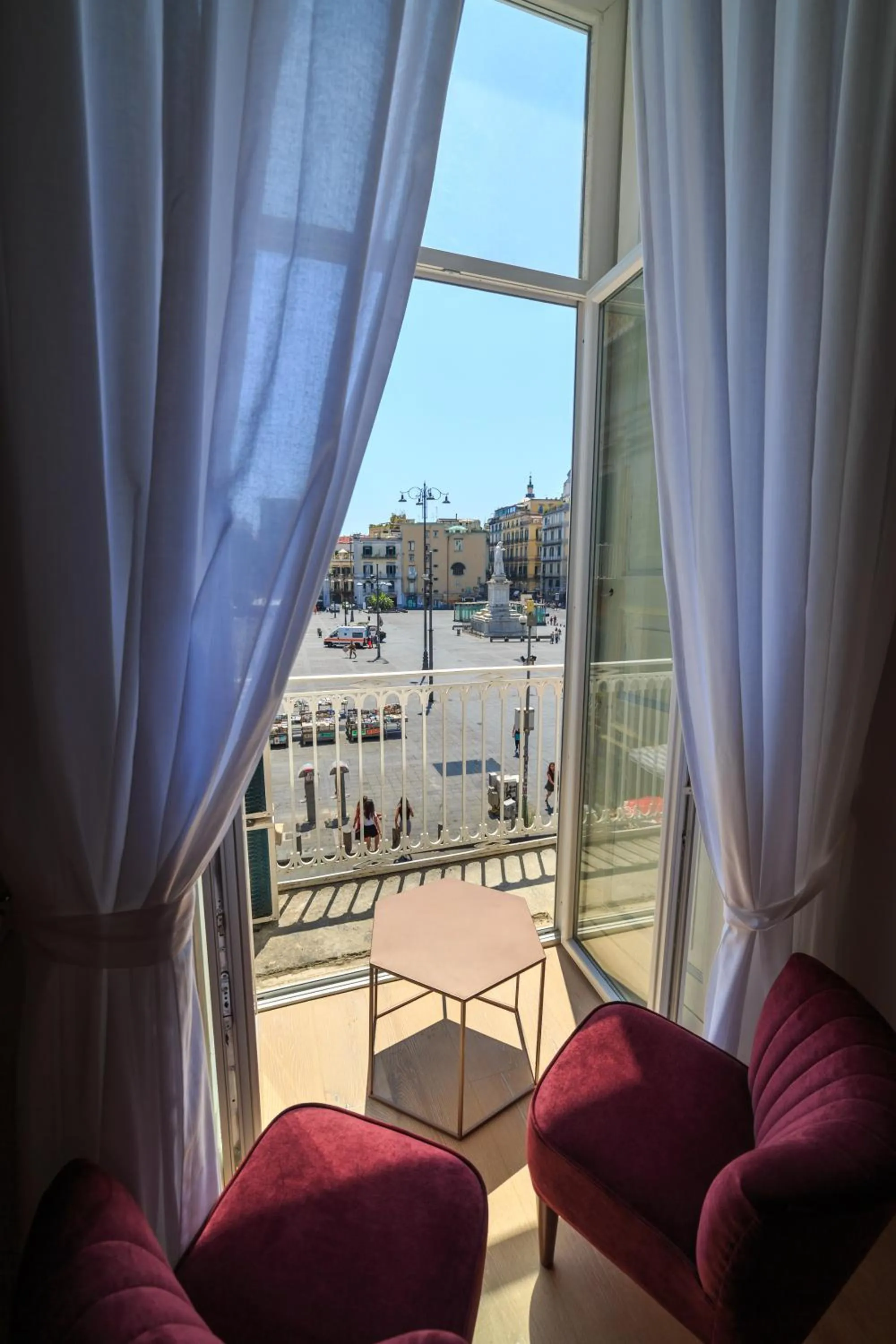 Property building in The Dante House by House In Naples