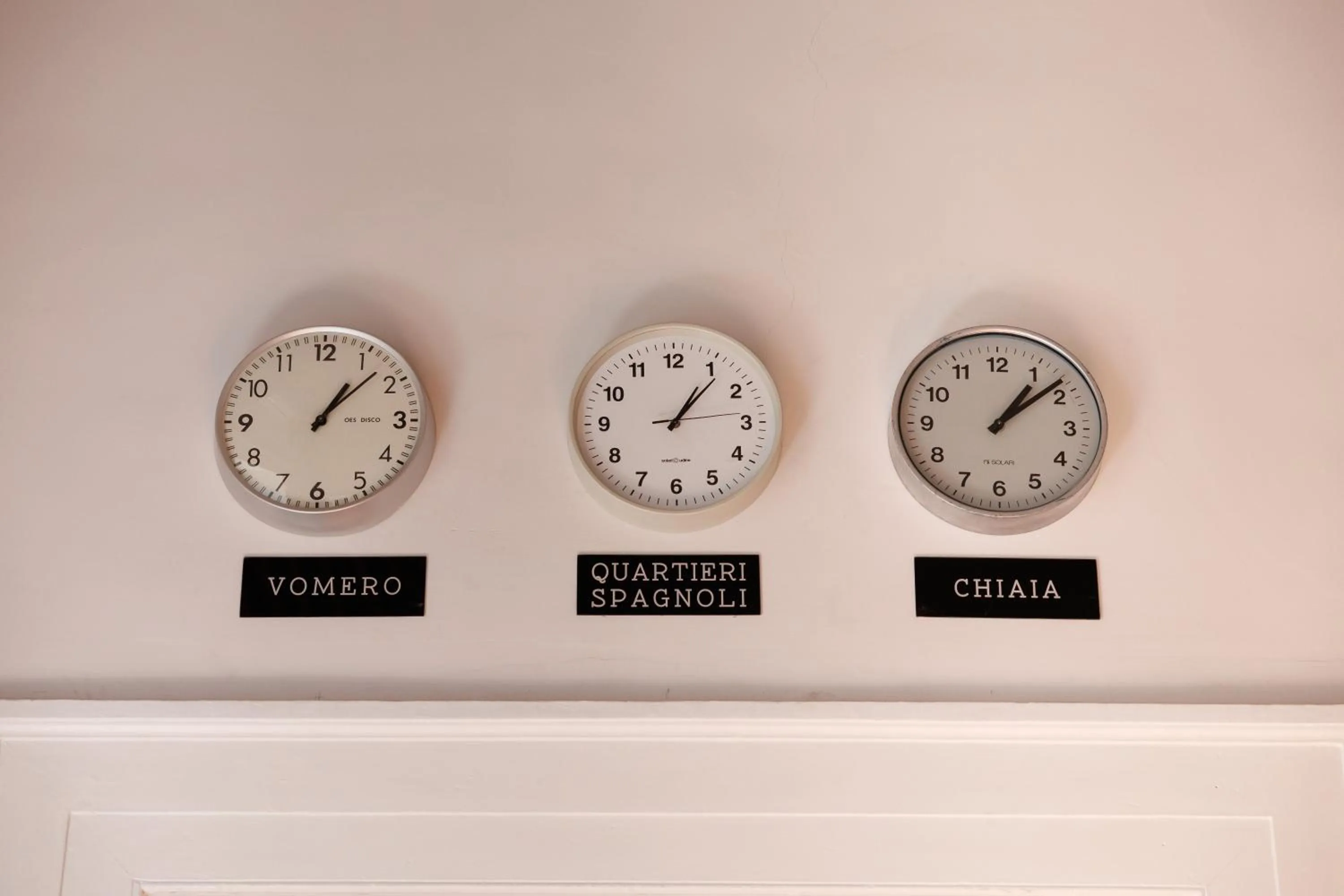 Seating area in The Dante House by House In Naples