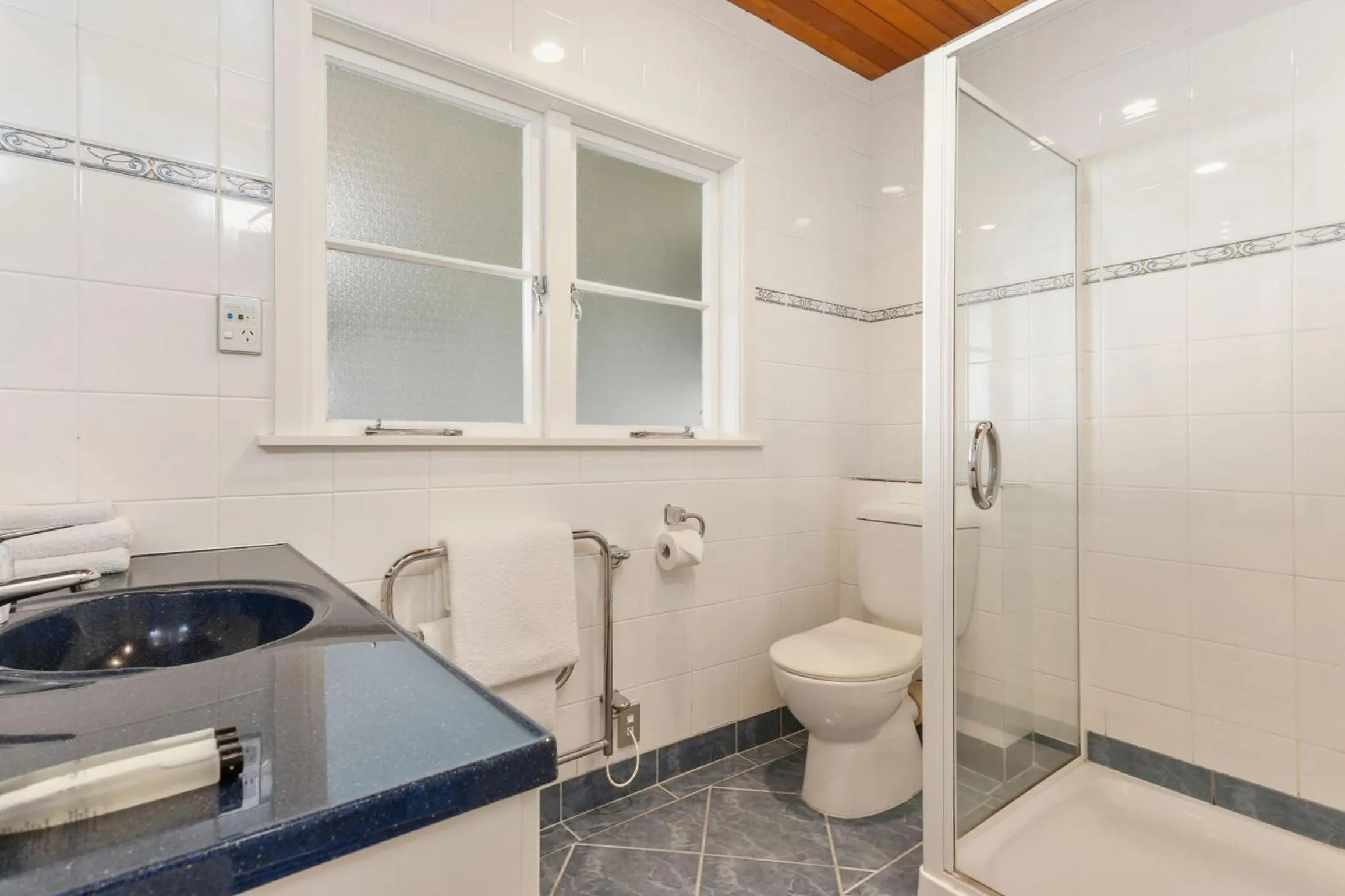 Shower in Waitakere Resort & Spa