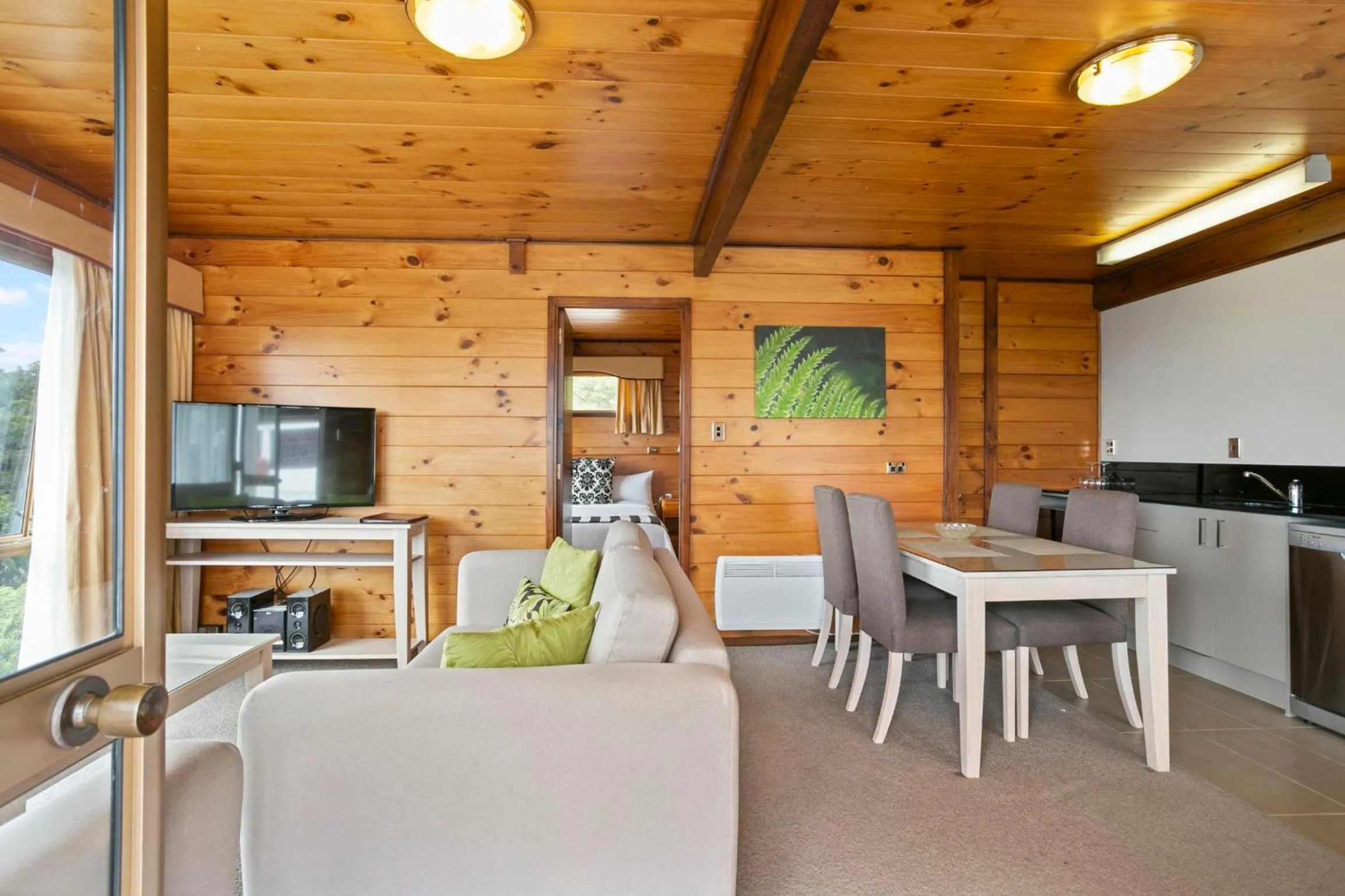 TV and multimedia in Waitakere Resort & Spa