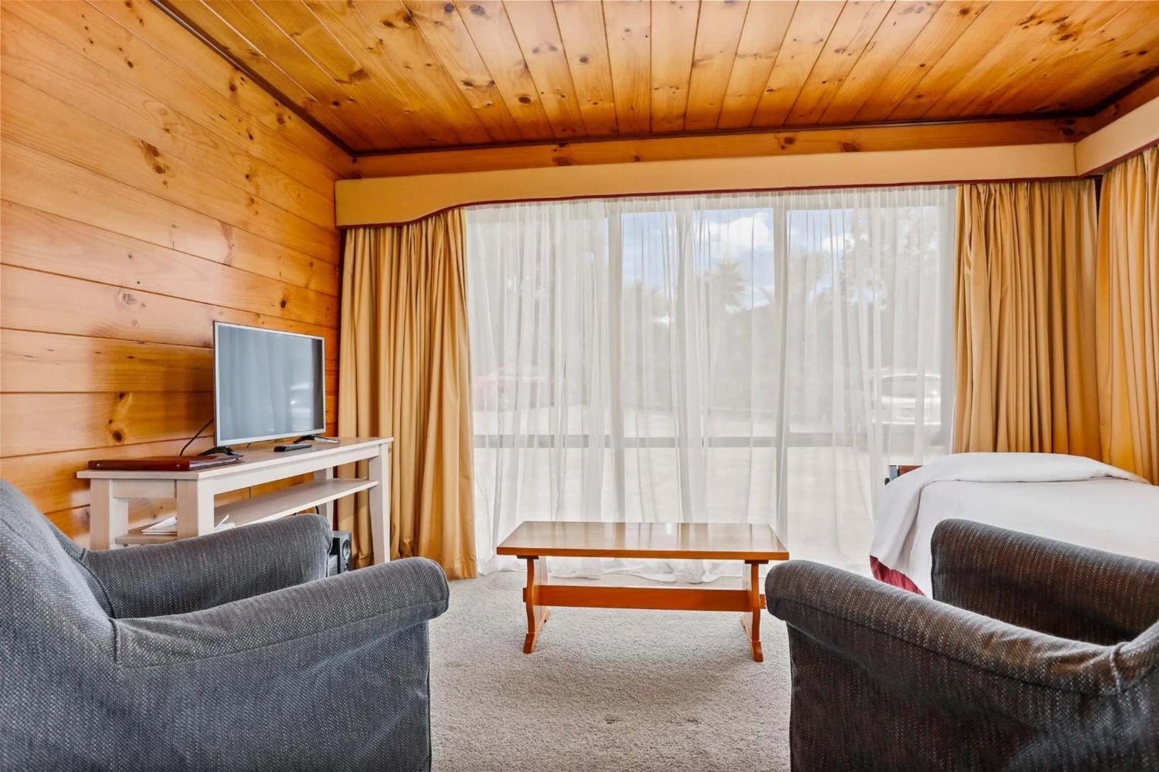 Living room, Bed in Waitakere Resort & Spa