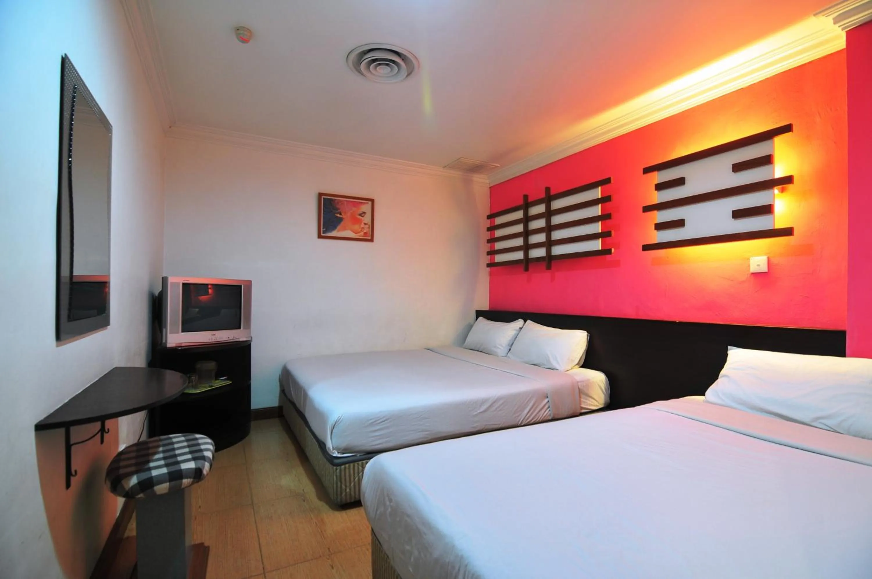 Photo of the whole room, Bed in Hotel China Town 2