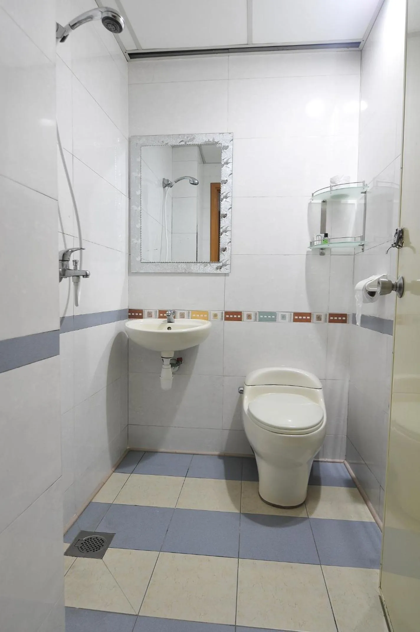 Toilet in Hotel China Town 2