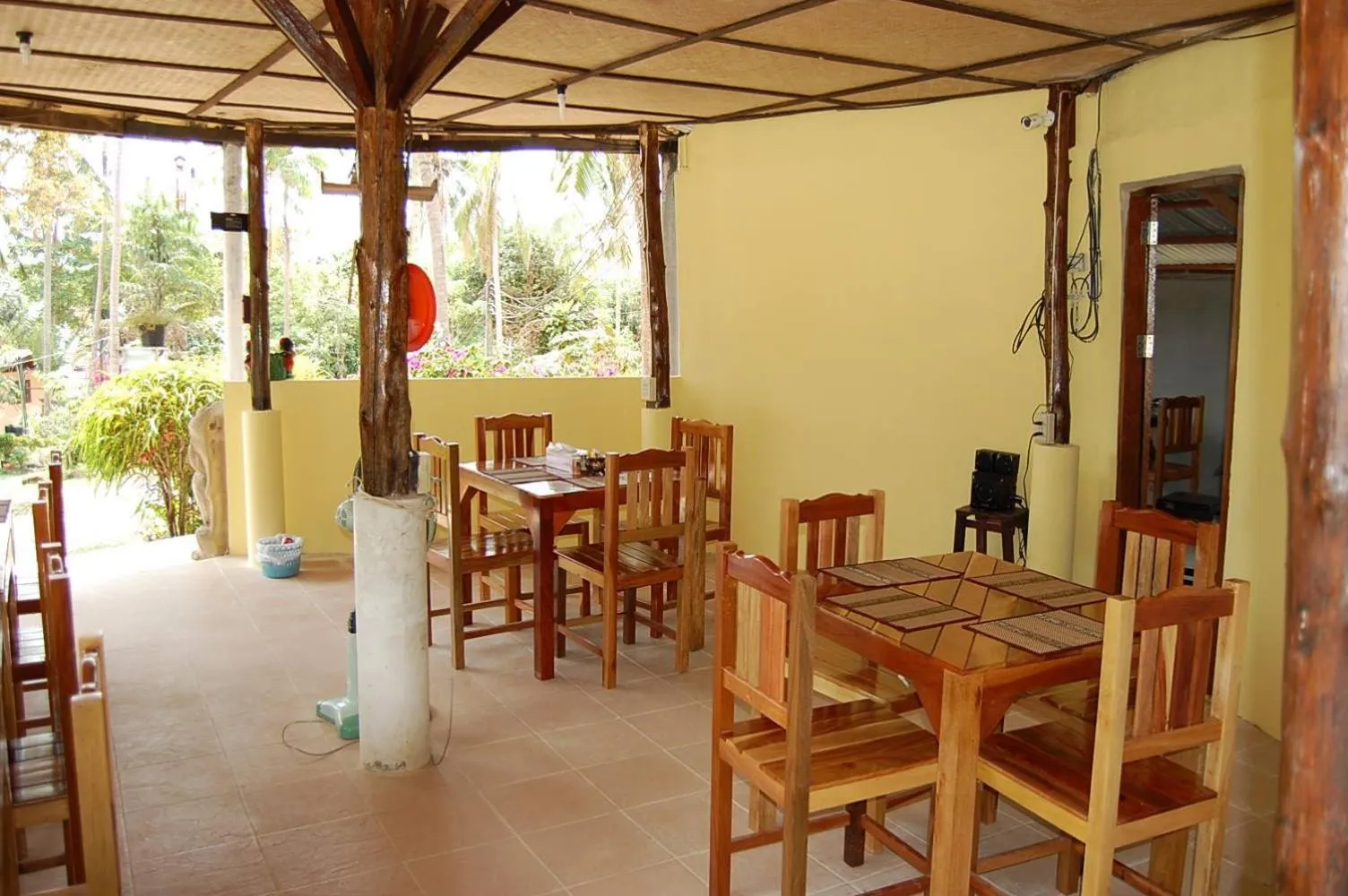 Restaurant/places to eat in TP Hut Bungalows