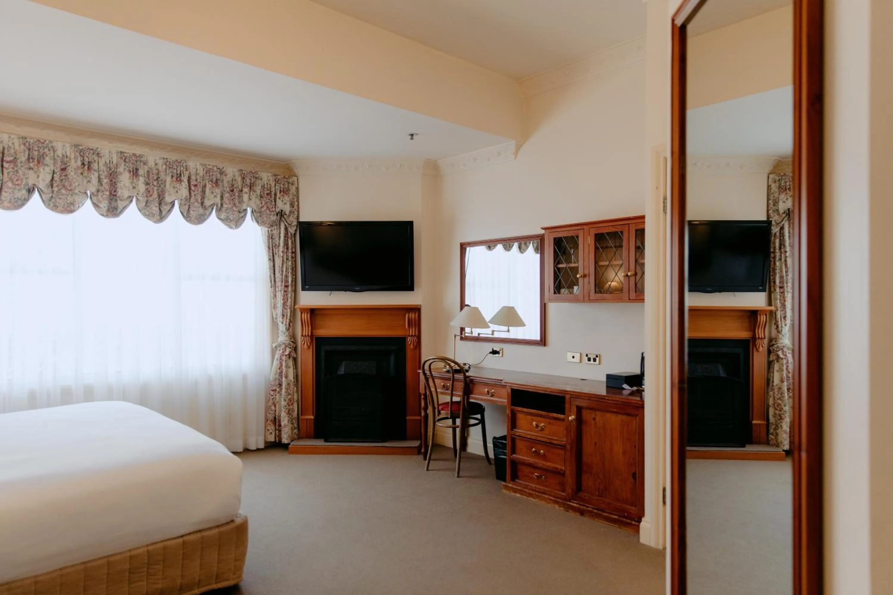 Communal lounge/ TV room, Bed in Mountain Heritage Hotel