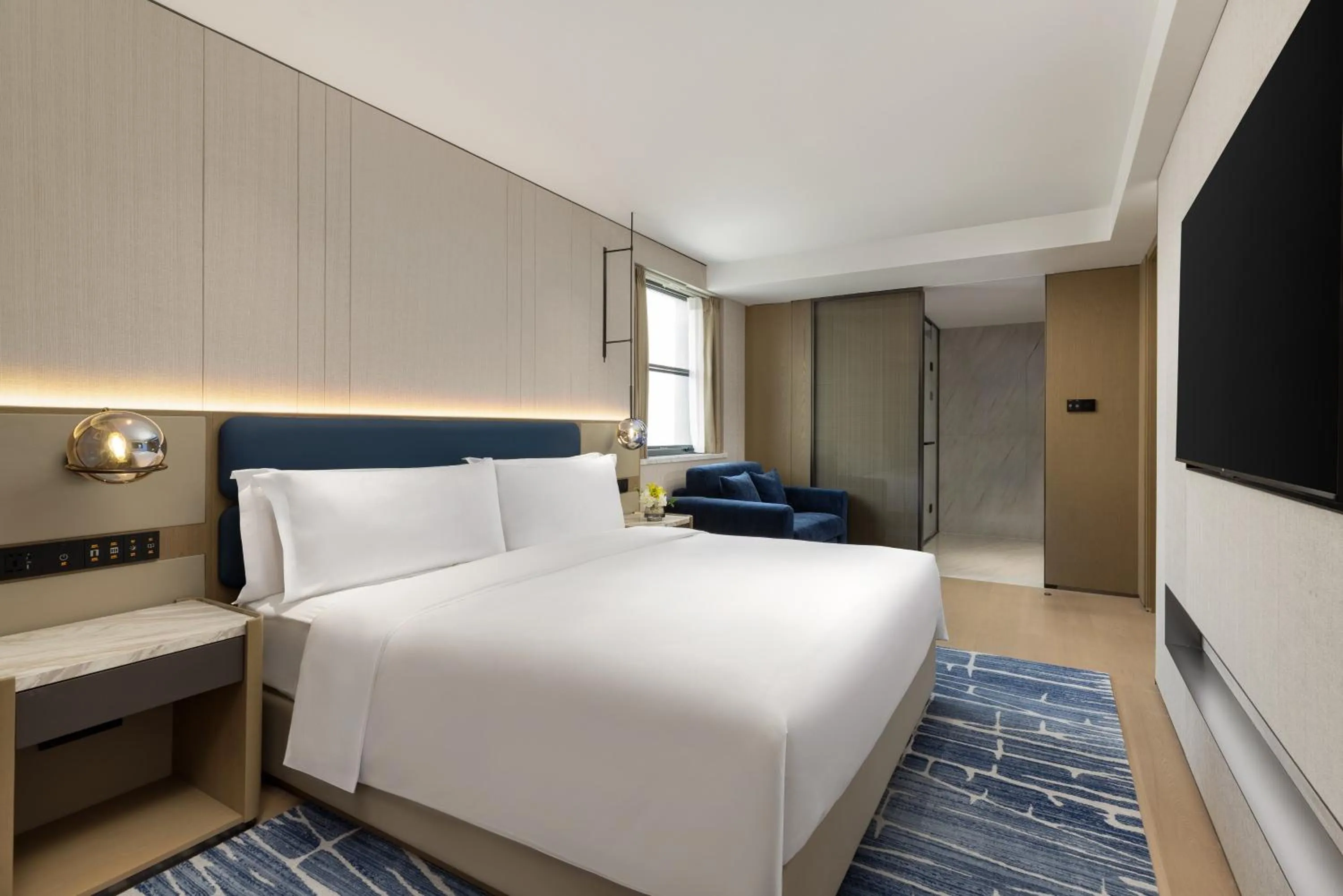 Photo of the whole room, Bed in voco Suzhou Guanqian Street by IHG