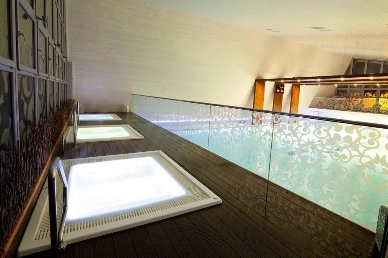 Hot Tub in Domki Holenderskie Eden Resort & Spa