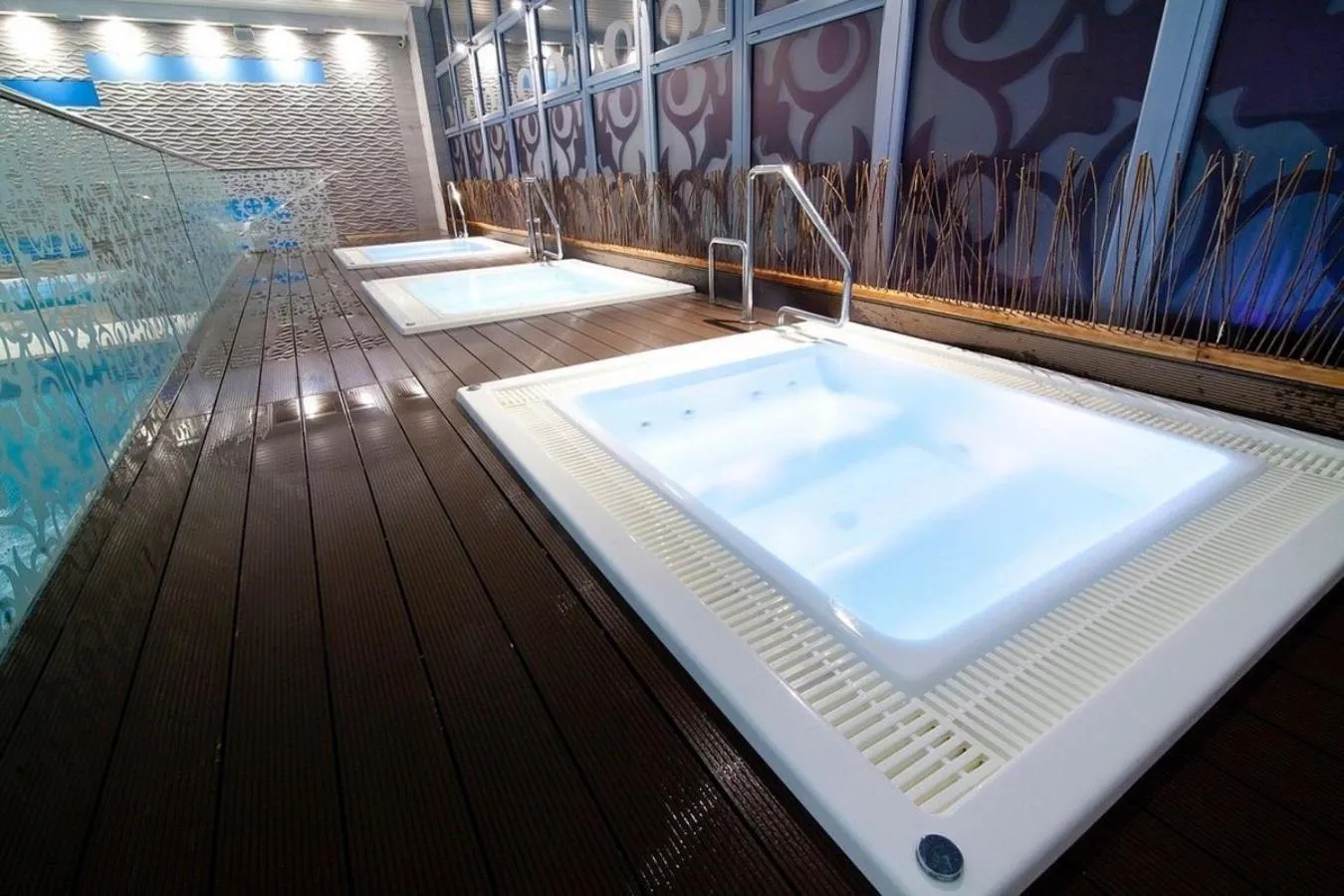 Hot Tub in Domki Holenderskie Eden Resort & Spa