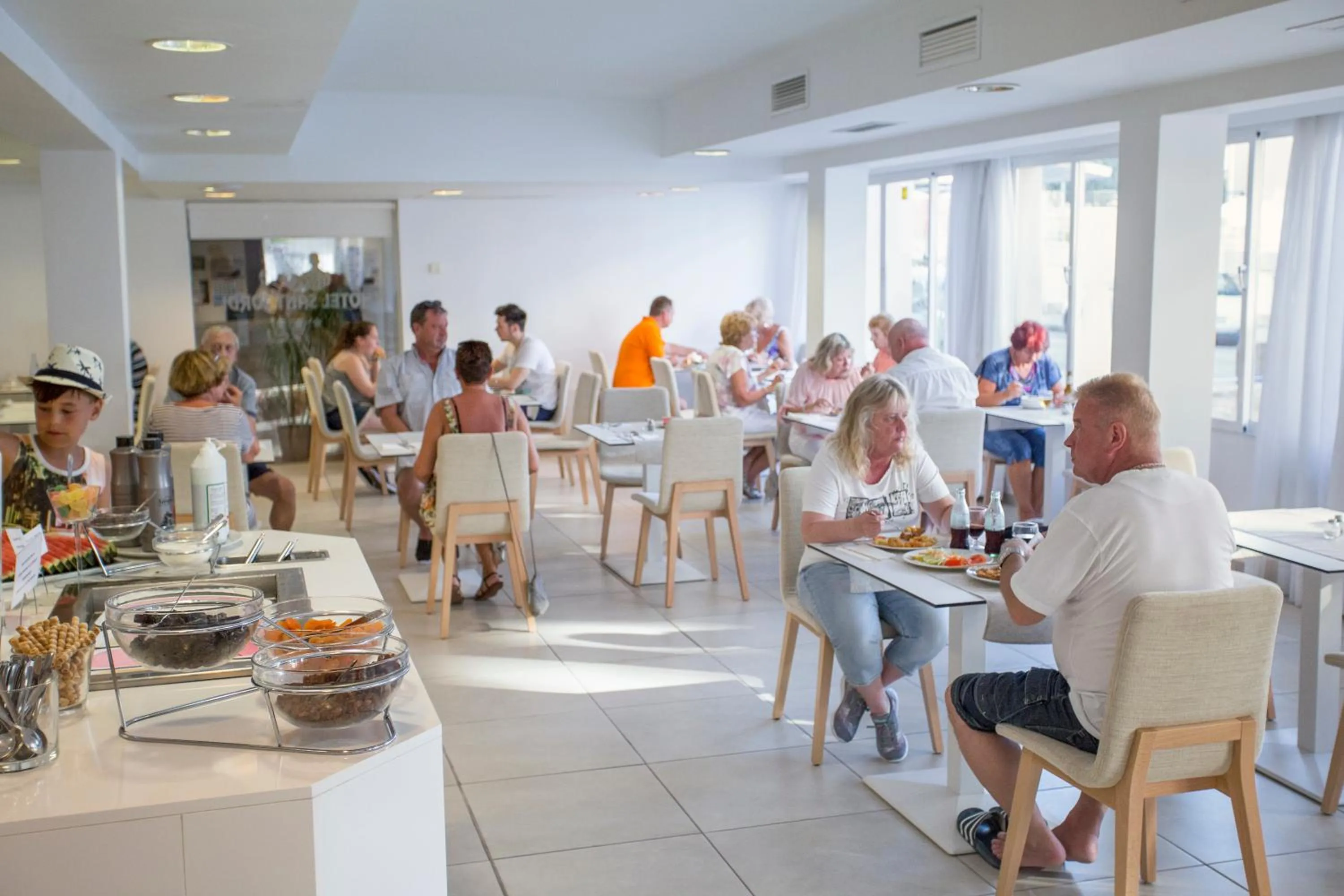 Restaurant/places to eat in Hotel Sant Jordi