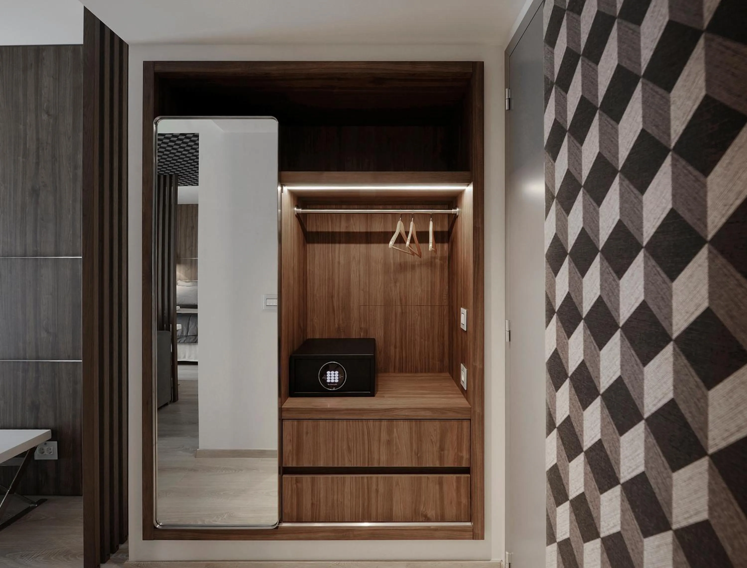 wardrobe in Evridiki