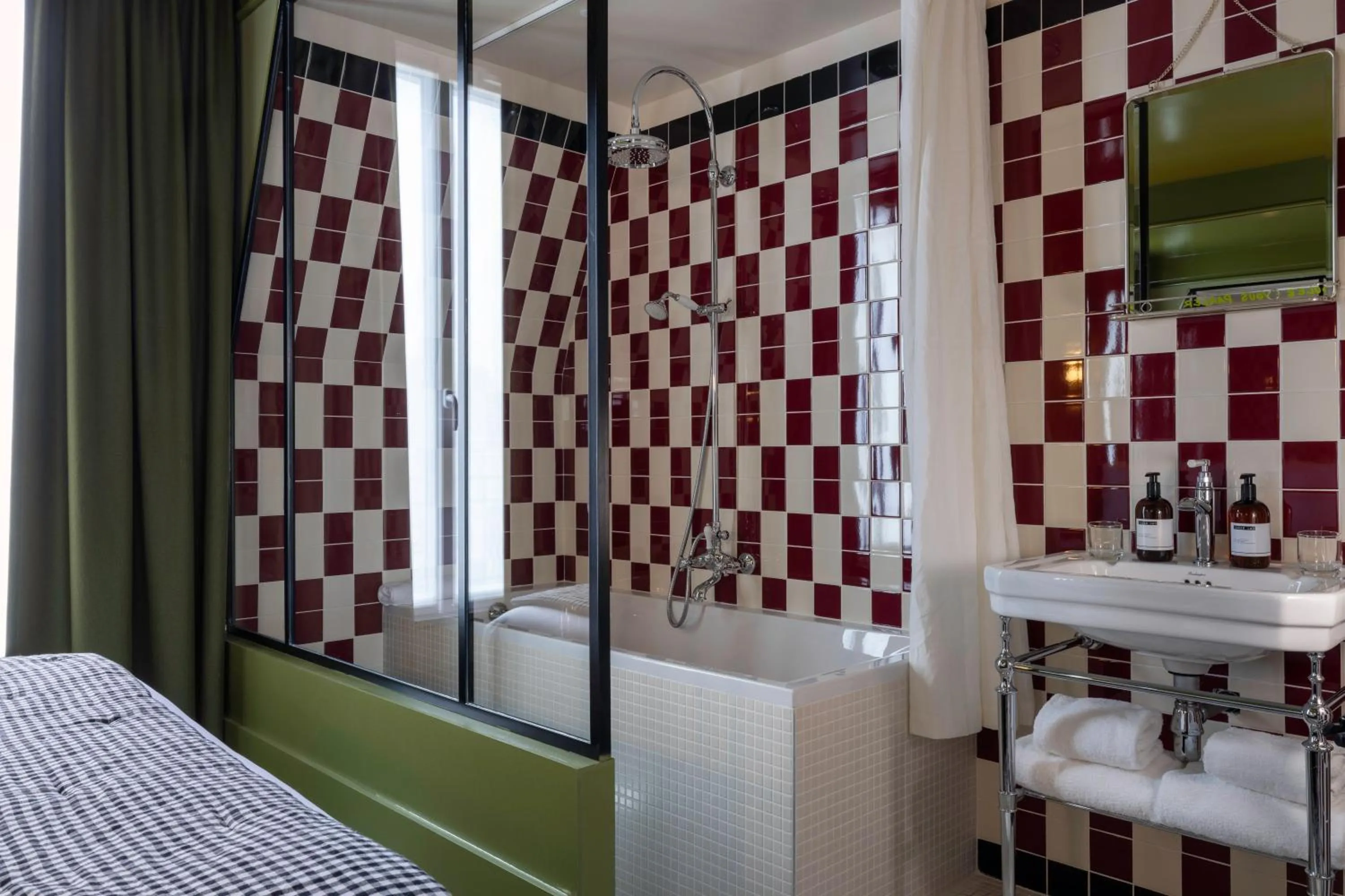 Bathroom, Bed in Hôtel La Conversation