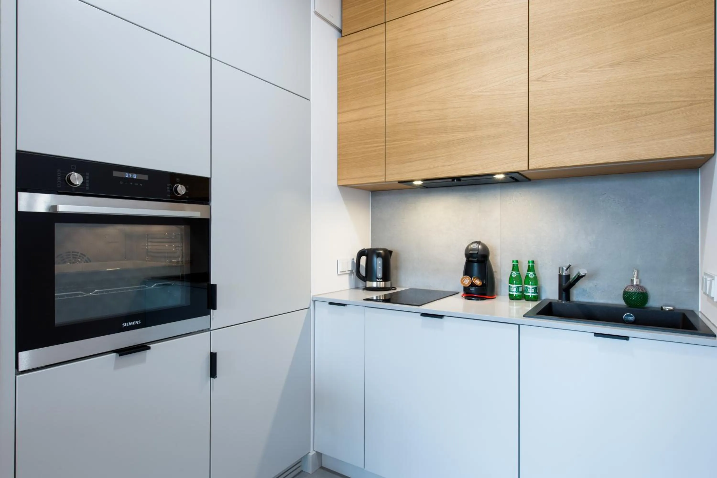 Kitchen or kitchenette in ApartHotel Kolejowa Apartamenty