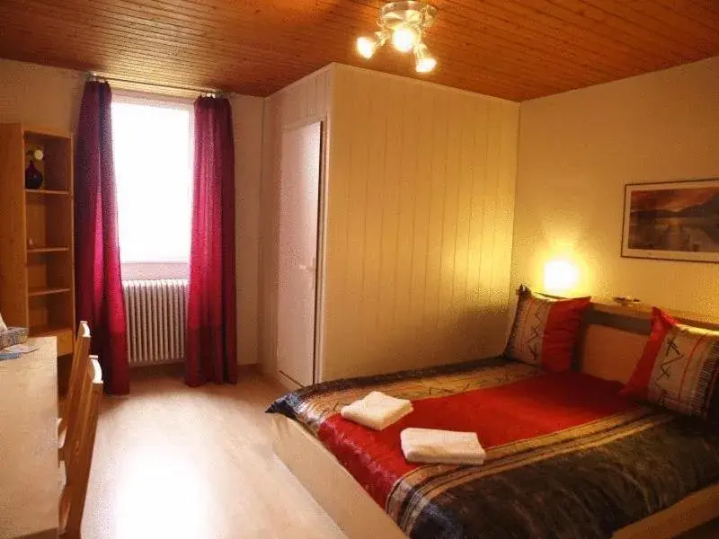 Queen Room - single occupancy in Hôtel Garni Villa Carmen Queen Room - single occupancy in Hôtel Garni Villa Carmen