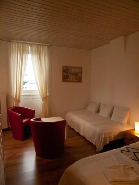 Living room, Bed in Hôtel Garni Villa Carmen