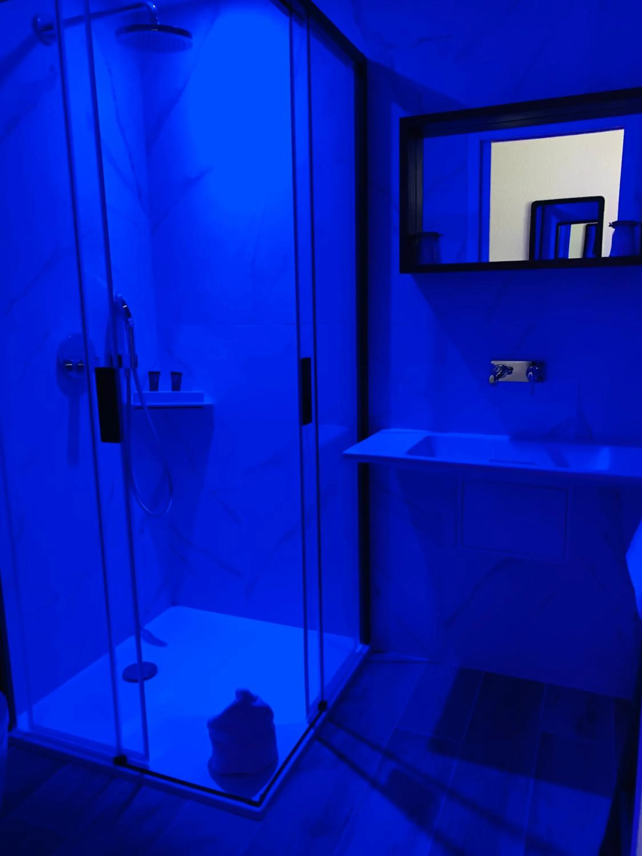 Shower in LOGIS Hôtel Restaurant Le Clos Fleuri