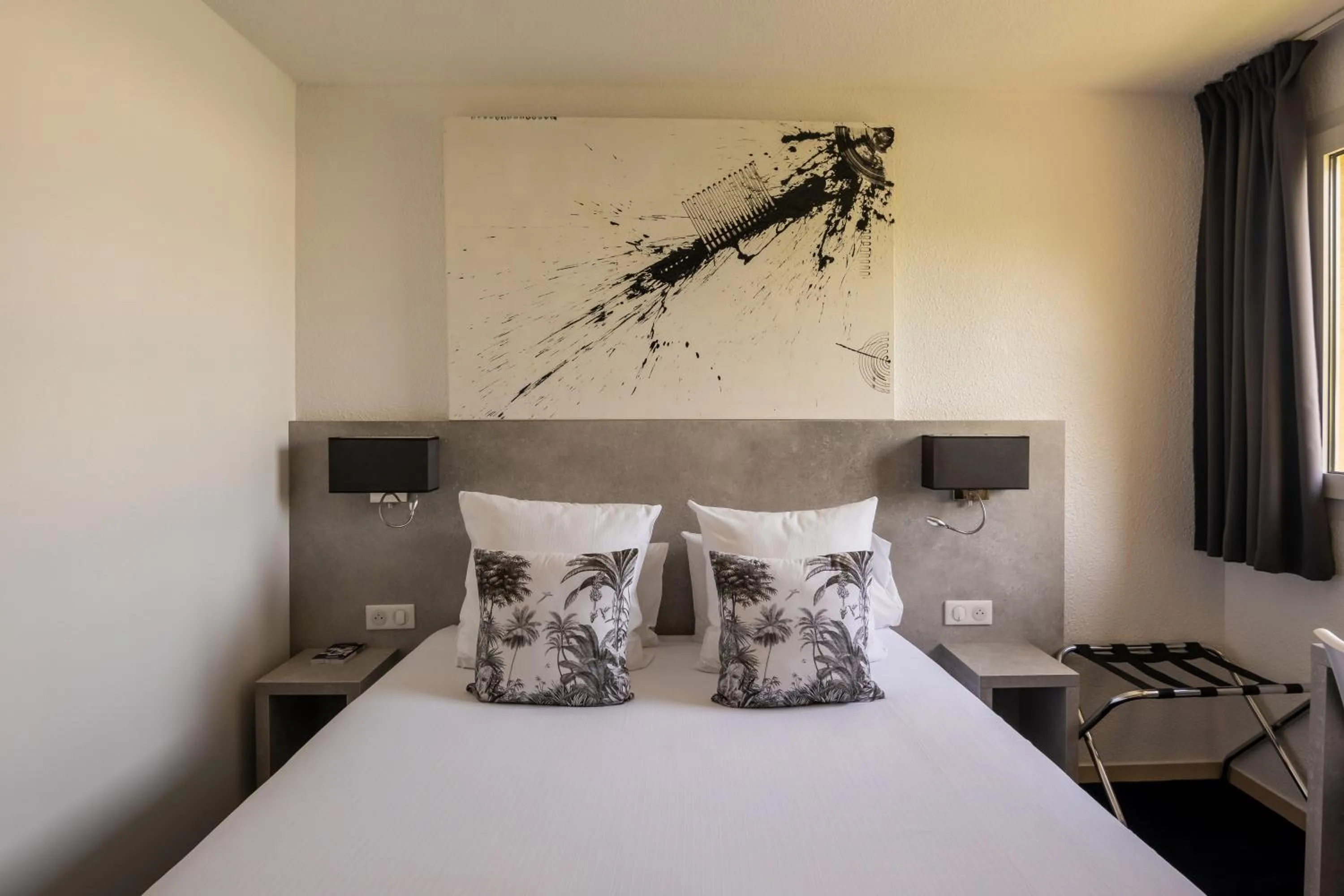 Bedroom, Bed in LOGIS Hôtel Restaurant Le Clos Fleuri