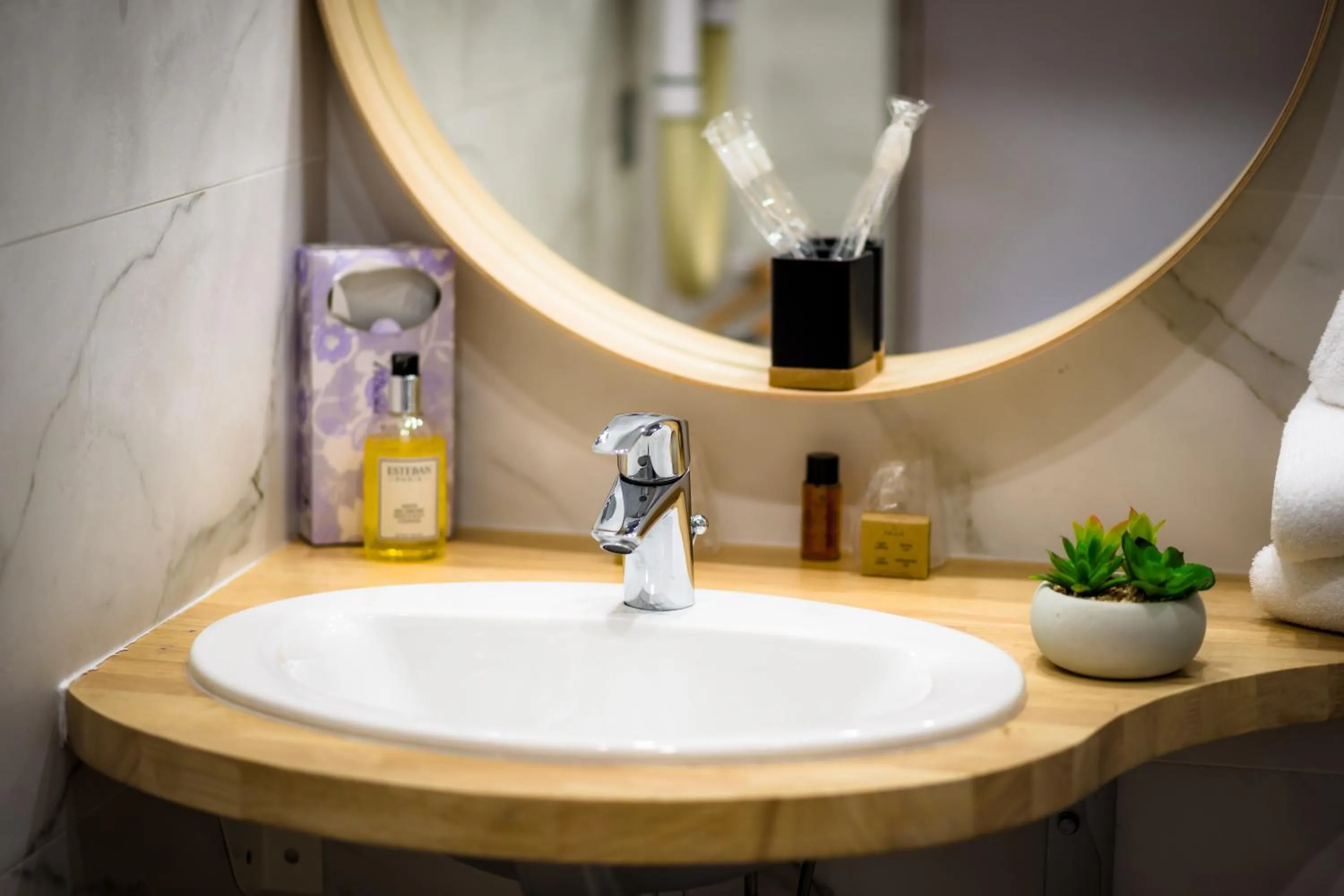 Shower in LOGIS Hôtel Restaurant Le Clos Fleuri