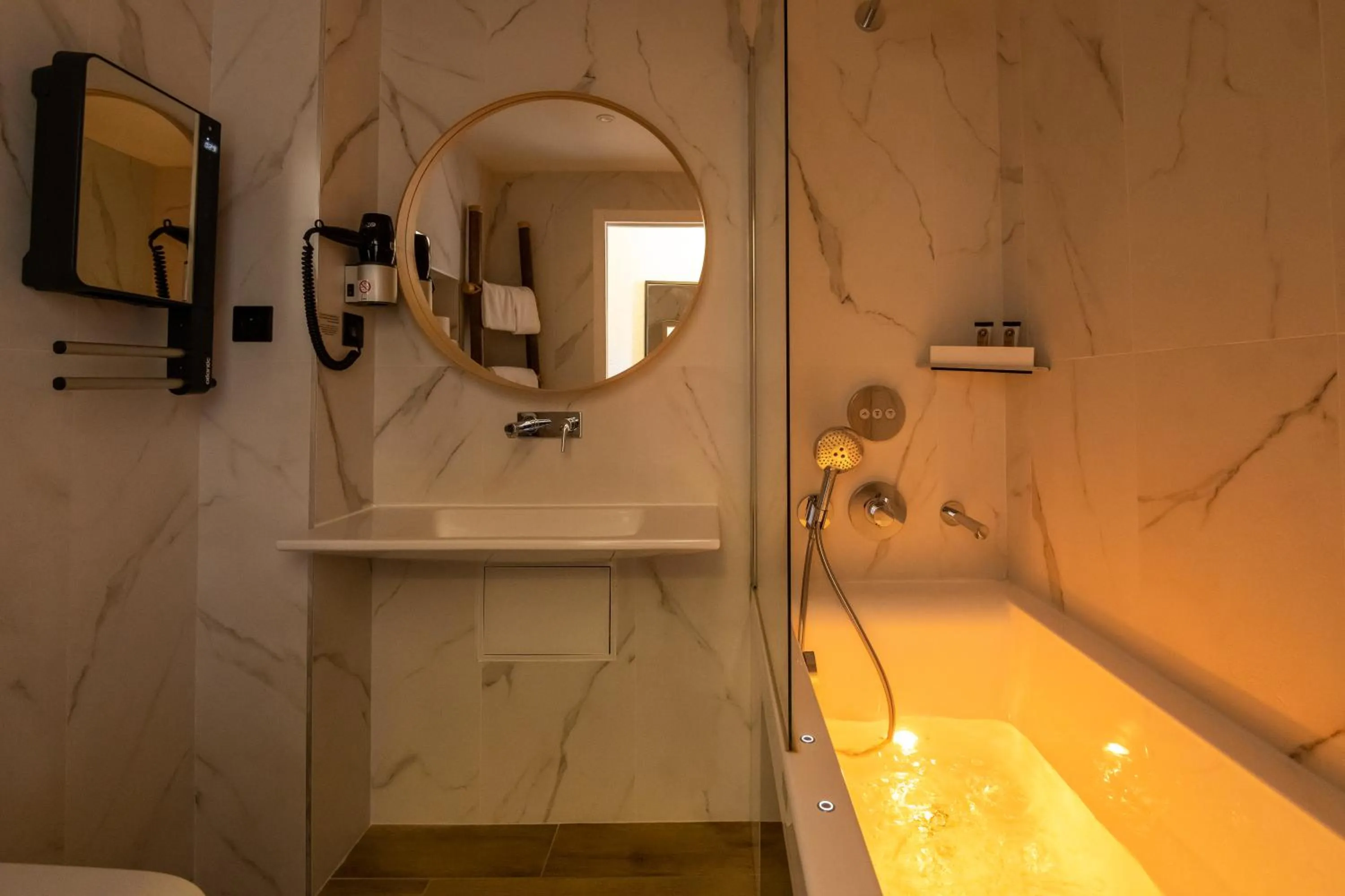 Bathroom in LOGIS Hôtel Restaurant Le Clos Fleuri