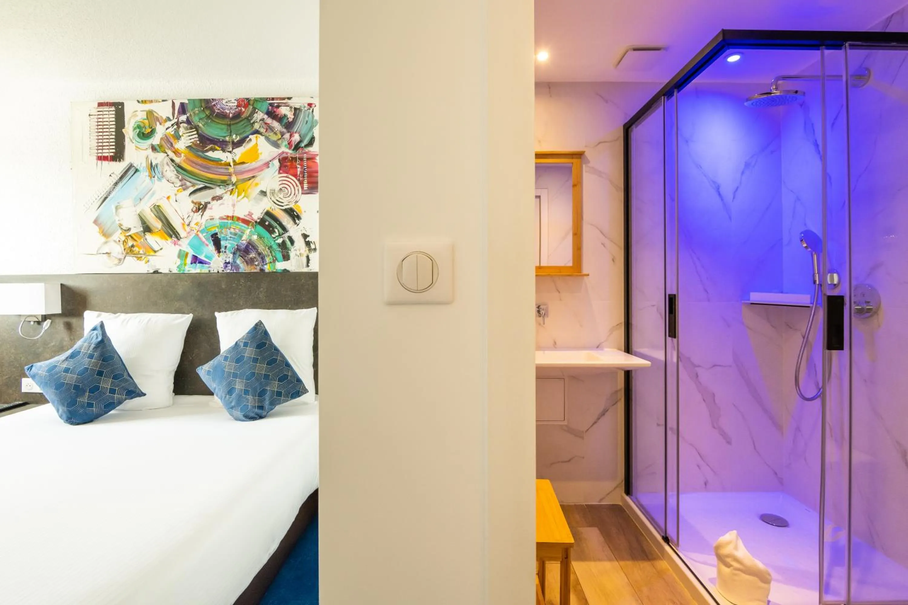 Bathroom, Bed in LOGIS Hôtel Restaurant Le Clos Fleuri