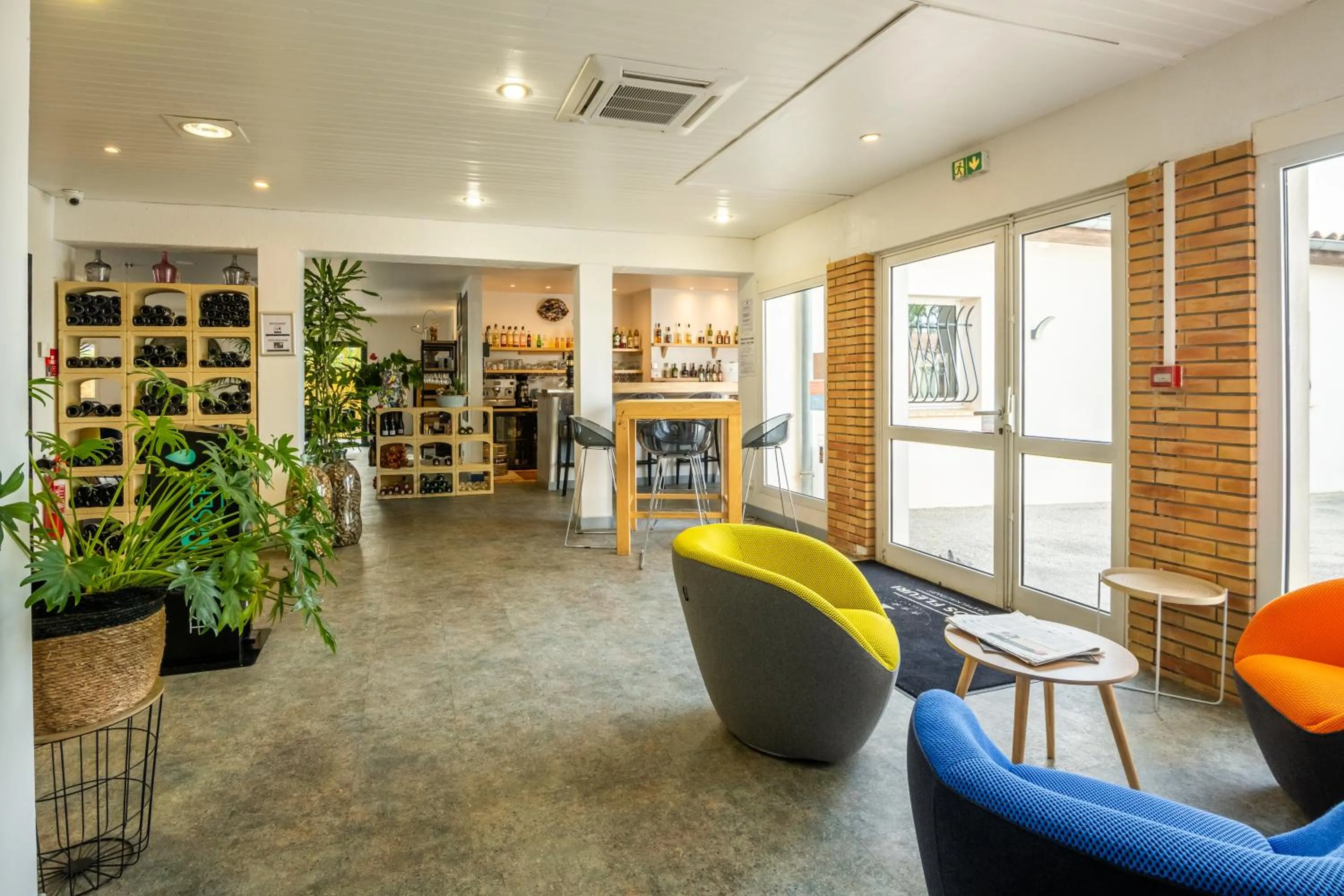 Lobby or reception in LOGIS Hôtel Restaurant Le Clos Fleuri