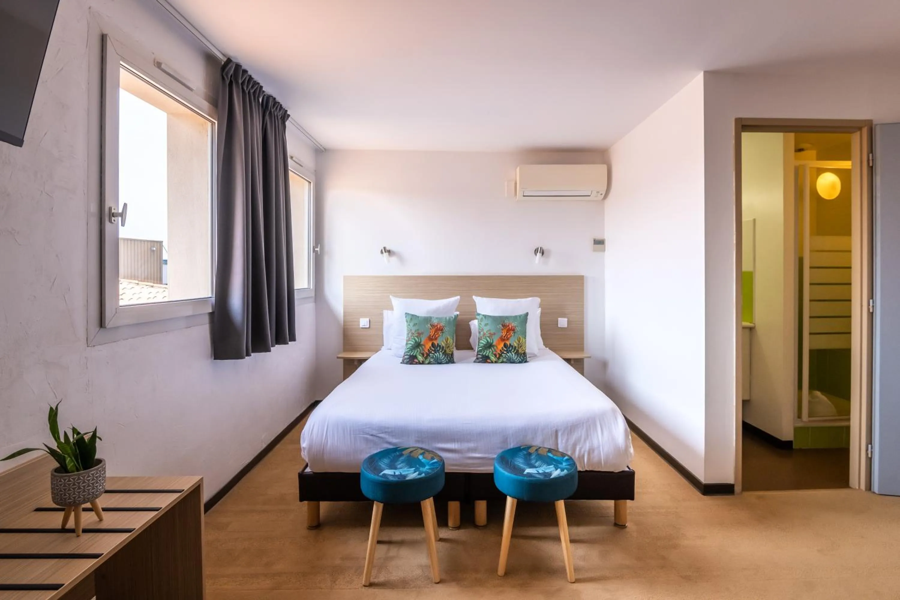 Bedroom, Bed in LOGIS Hôtel Restaurant Le Clos Fleuri