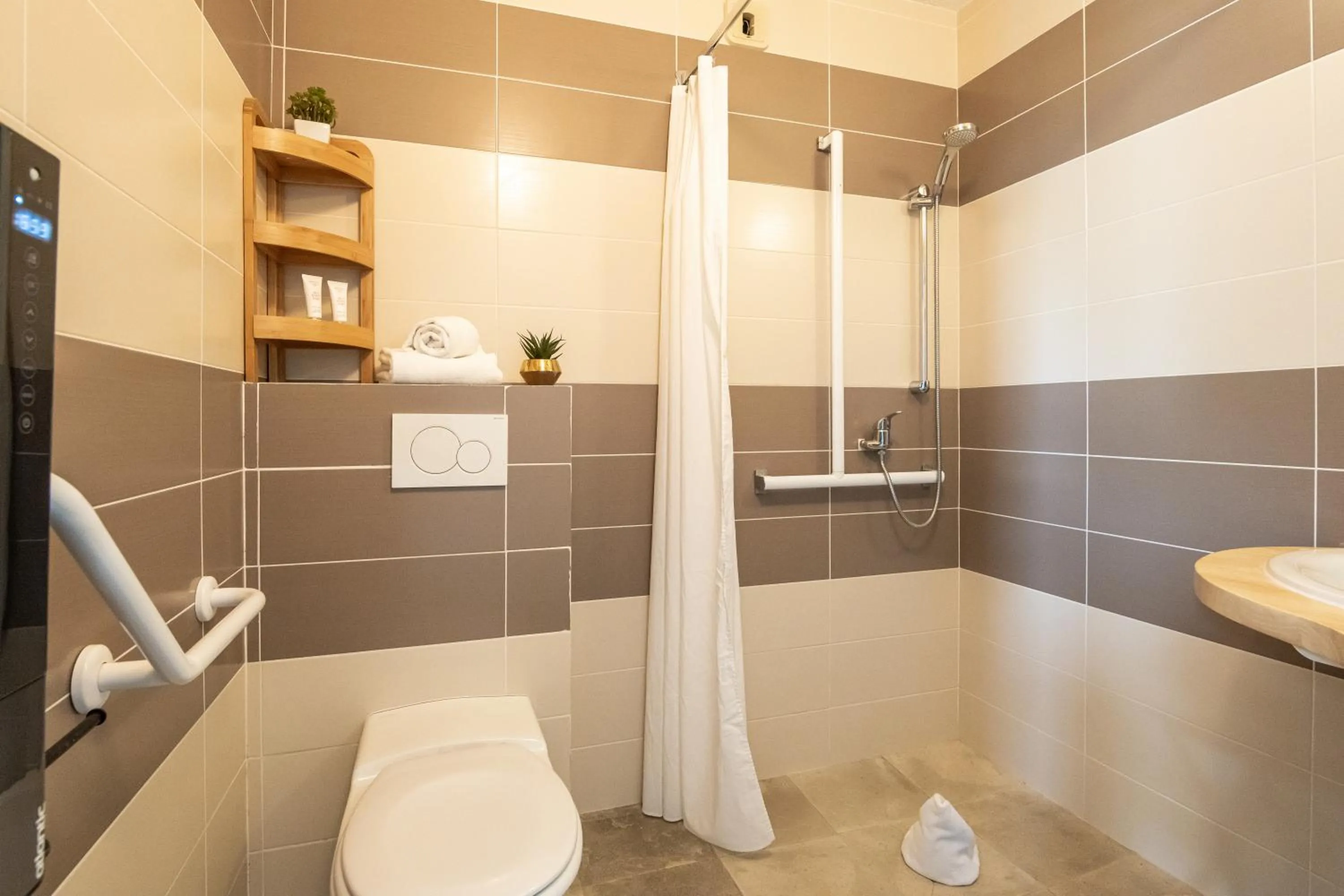 Toilet in LOGIS Hôtel Restaurant Le Clos Fleuri